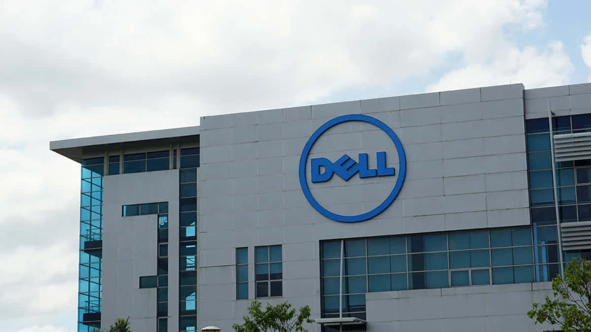 Dell 桌布 壁紙 — 一座現代灰色辦公大樓，外牆上有大型藍色Dell標誌，天空多雲。