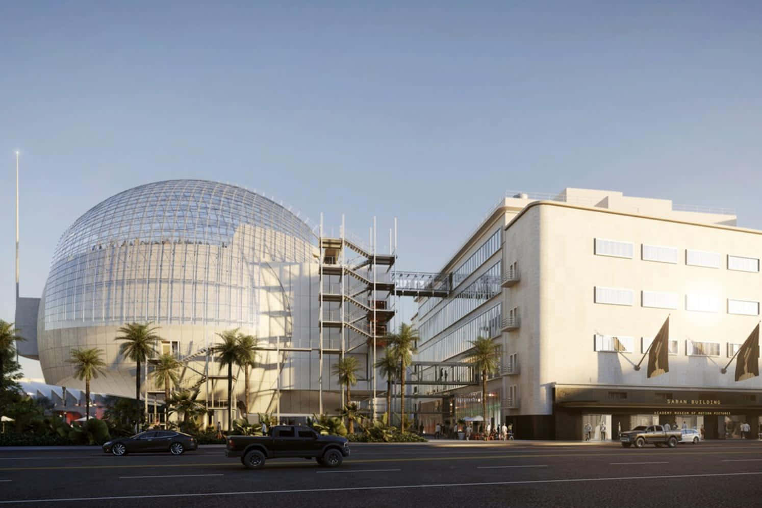 建築 桌布 壁紙 — 一座現代玻璃圓頂建築正在施工，旁邊是經典的白色裝飾藝術酒店，陽光普照的街道上有棕櫚樹和汽車。