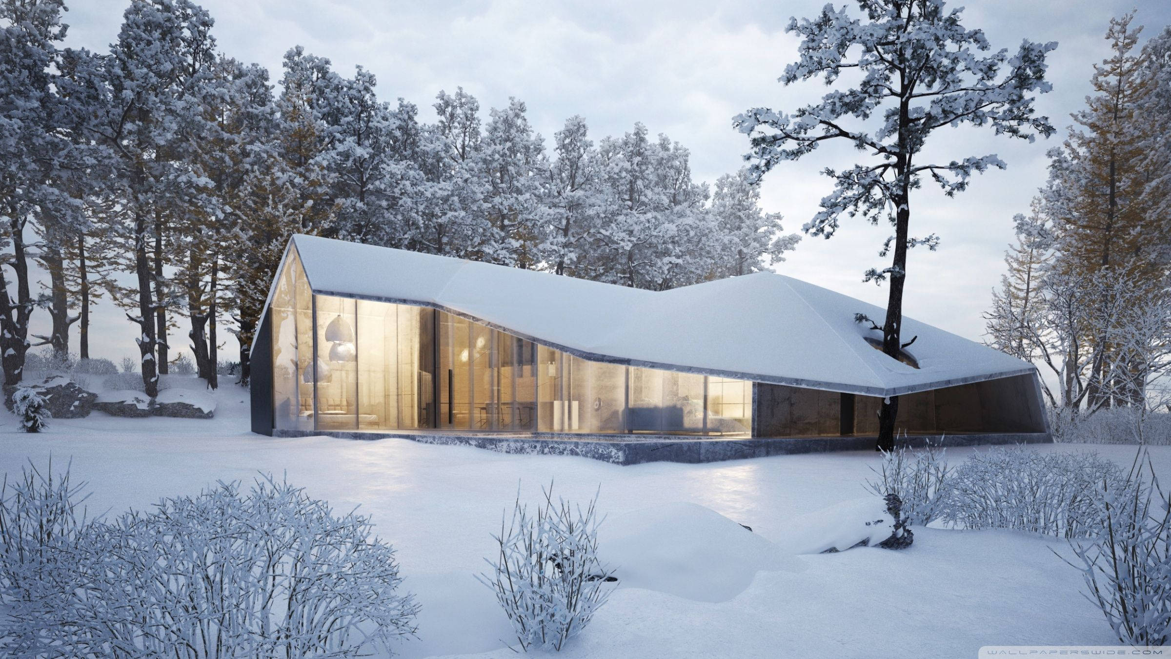 Luxury House 桌布 壁紙 — 一座現代玻璃屋，屋頂覆蓋著雪，在暮色中的雪林裡溫暖地發光。
