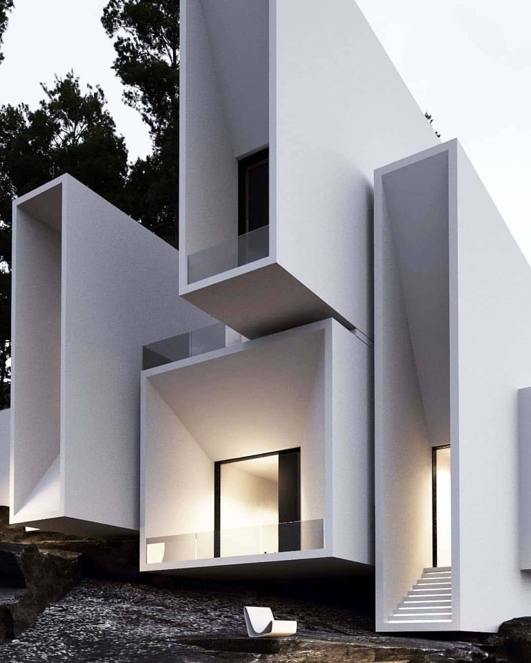Minimalist Architecture 桌布 壁紙 — 一座現代白色幾何房屋，帶有浮動陽台和溫暖的室內燈光，背景是深色樹木。