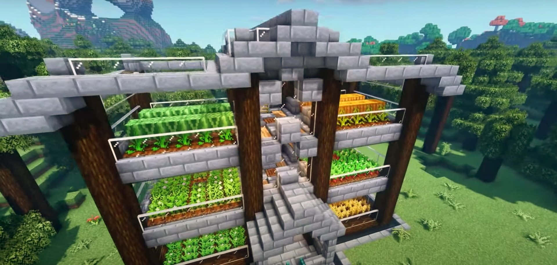 Minecraft Building 桌布 壁紙 — 一座用石頭和木材建造的宏偉Minecraft溫室，在晴朗的藍天下種植著鮮豔的農作物。