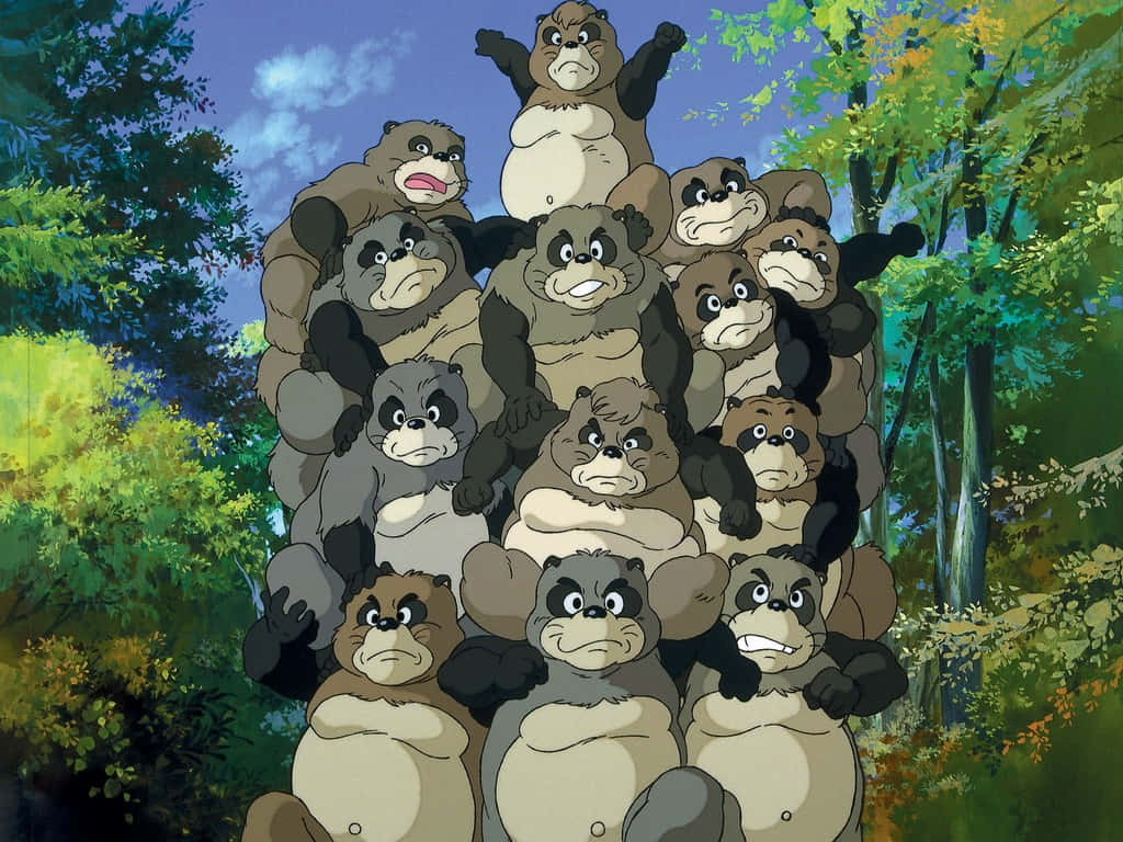 pom poko 桌布 壁紙 — 一座由動畫浣熊組成的宏偉金字塔，帶著不悅的表情，矗立在陽光明媚的森林中，周圍有綠樹和藍天。