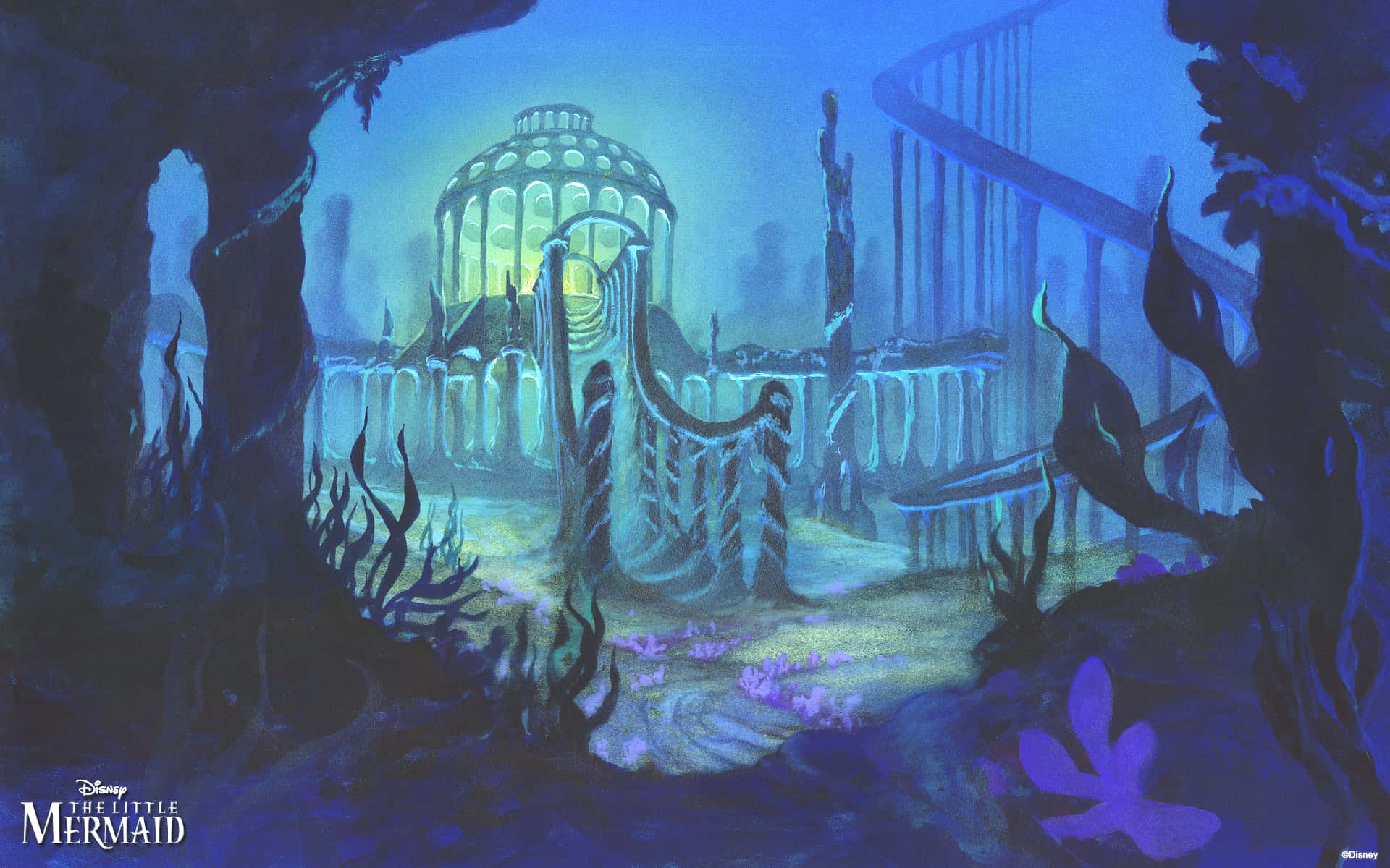 The Little Mermaid 桌布 壁紙 — 一座發光的水下宮殿，擁有圓頂建築和珊瑚狀結構，沐浴在藍色和綠色的光芒中。