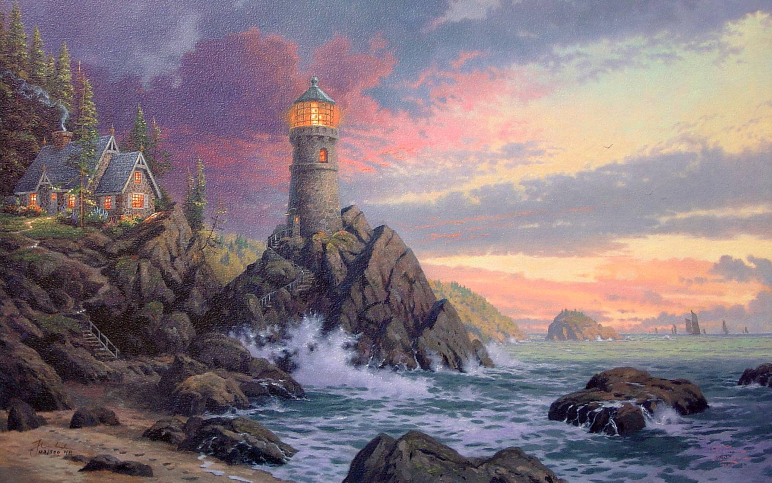 Lighthouse 桌布 壁紙 — 一座發光的燈塔和舒適的小屋坐落在岩石懸崖上，下方波濤洶湧，映襯著充滿活力的日落天空。