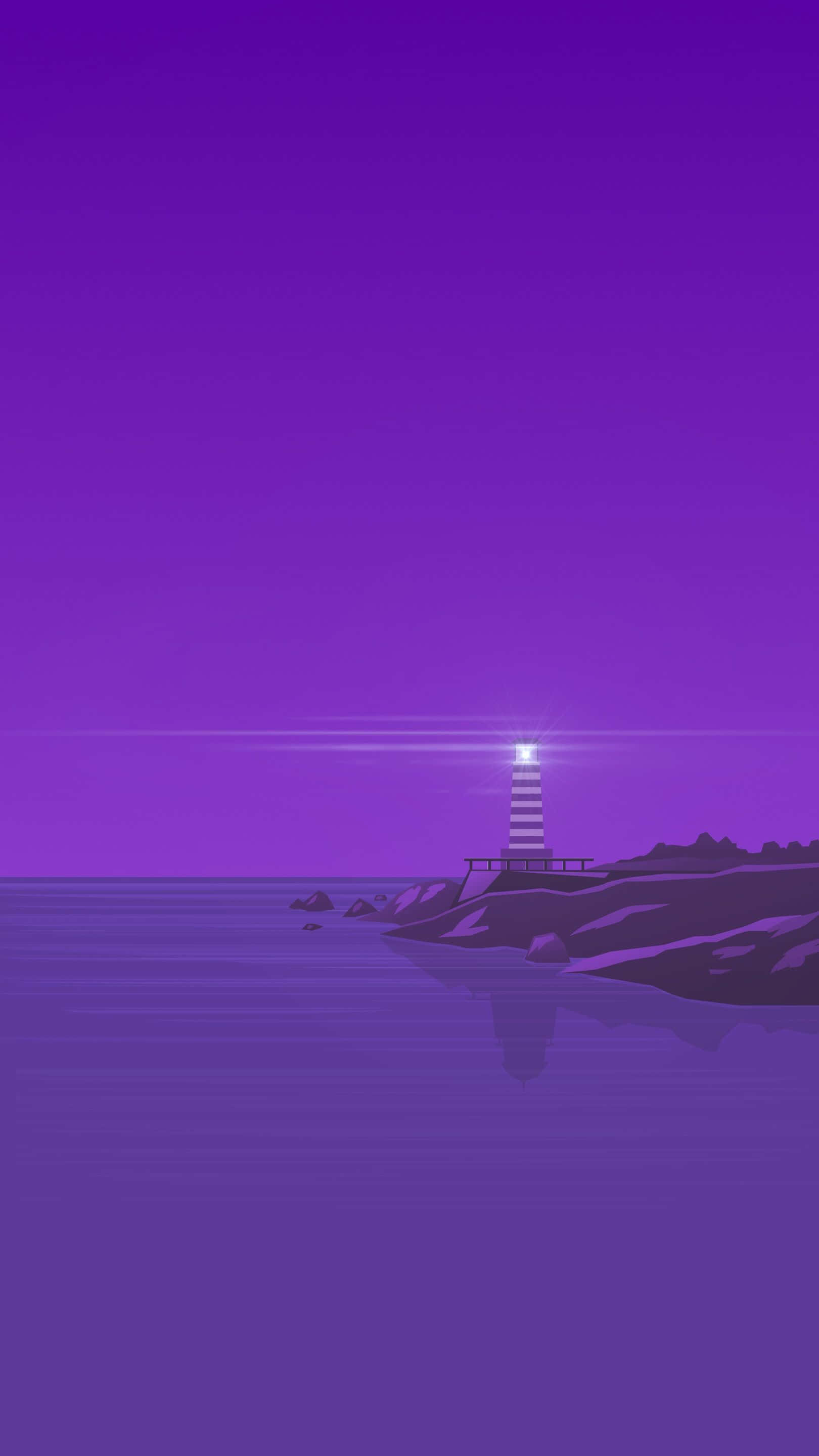 Minimalist Purple 桌布 壁紙 — 一座發光的燈塔矗立在岩石海岸上，在漸變紫色天空下，將光芒投射在平靜的水面上。