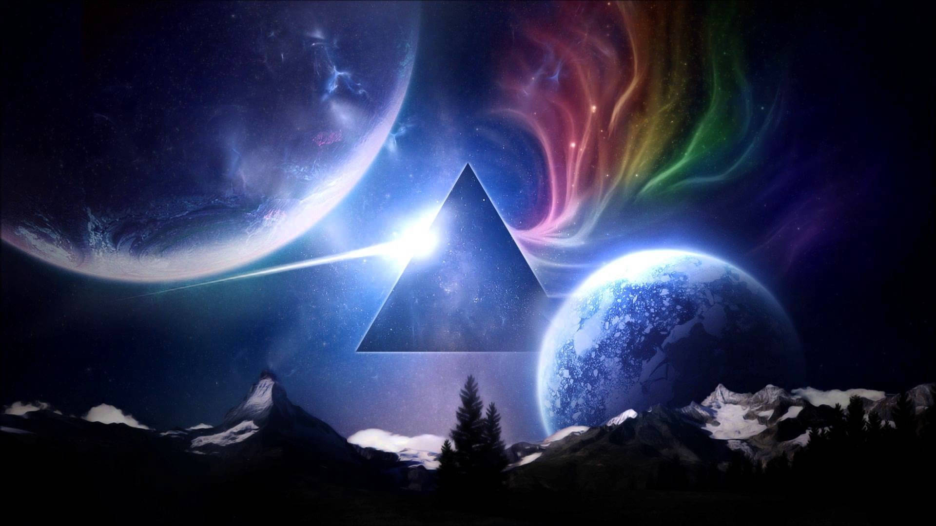 Prism 桌布 壁紙 — 一座發光的金字塔在宇宙星雲下，懸浮於兩個行星之間，位於積雪的山峰之上。