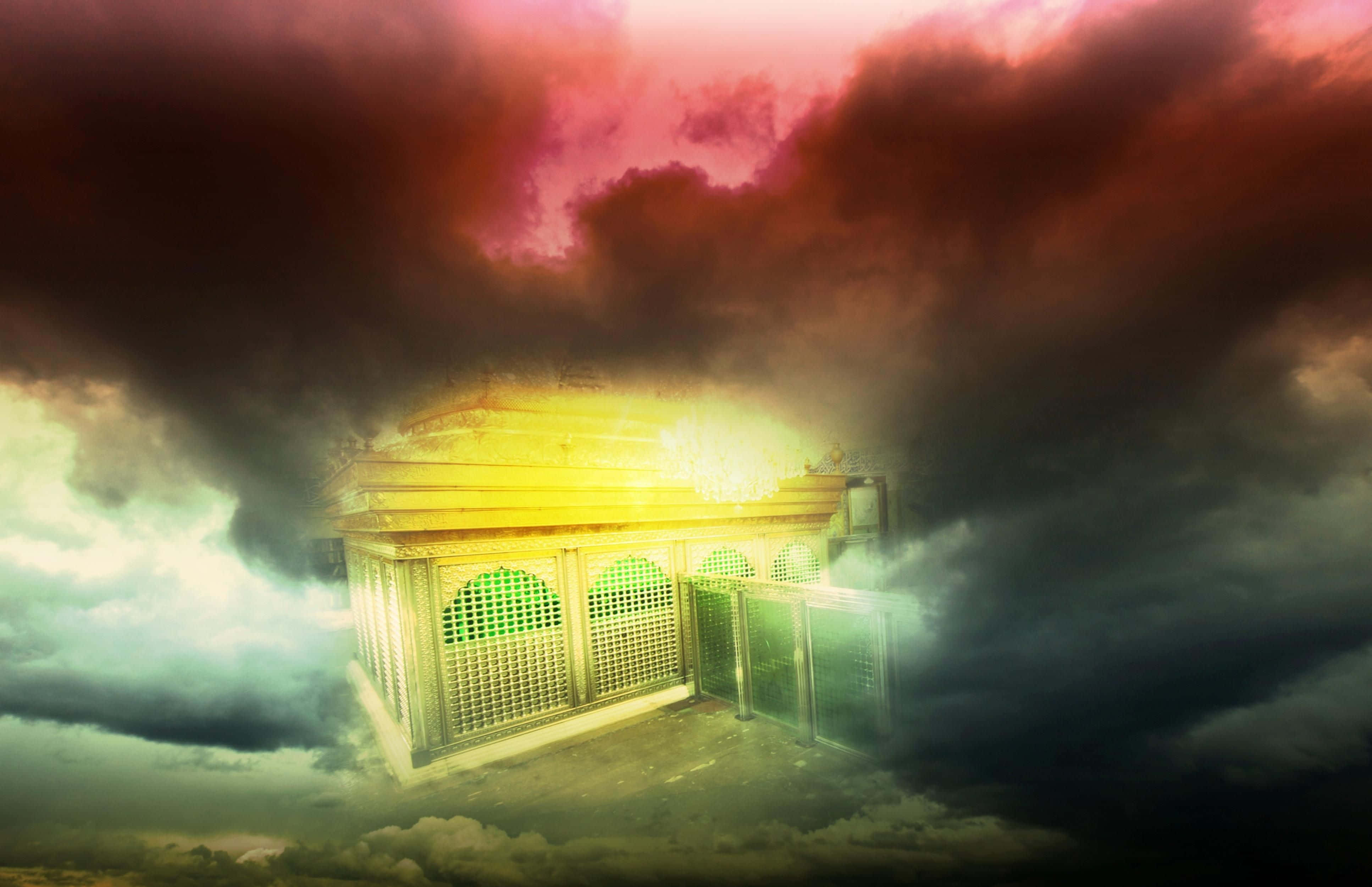 Karbala 桌布 壁紙 — 一座發光的金色結構漂浮在暴風雲中，帶有綠色發光的窗戶，下方是火紅與黑色的天空。