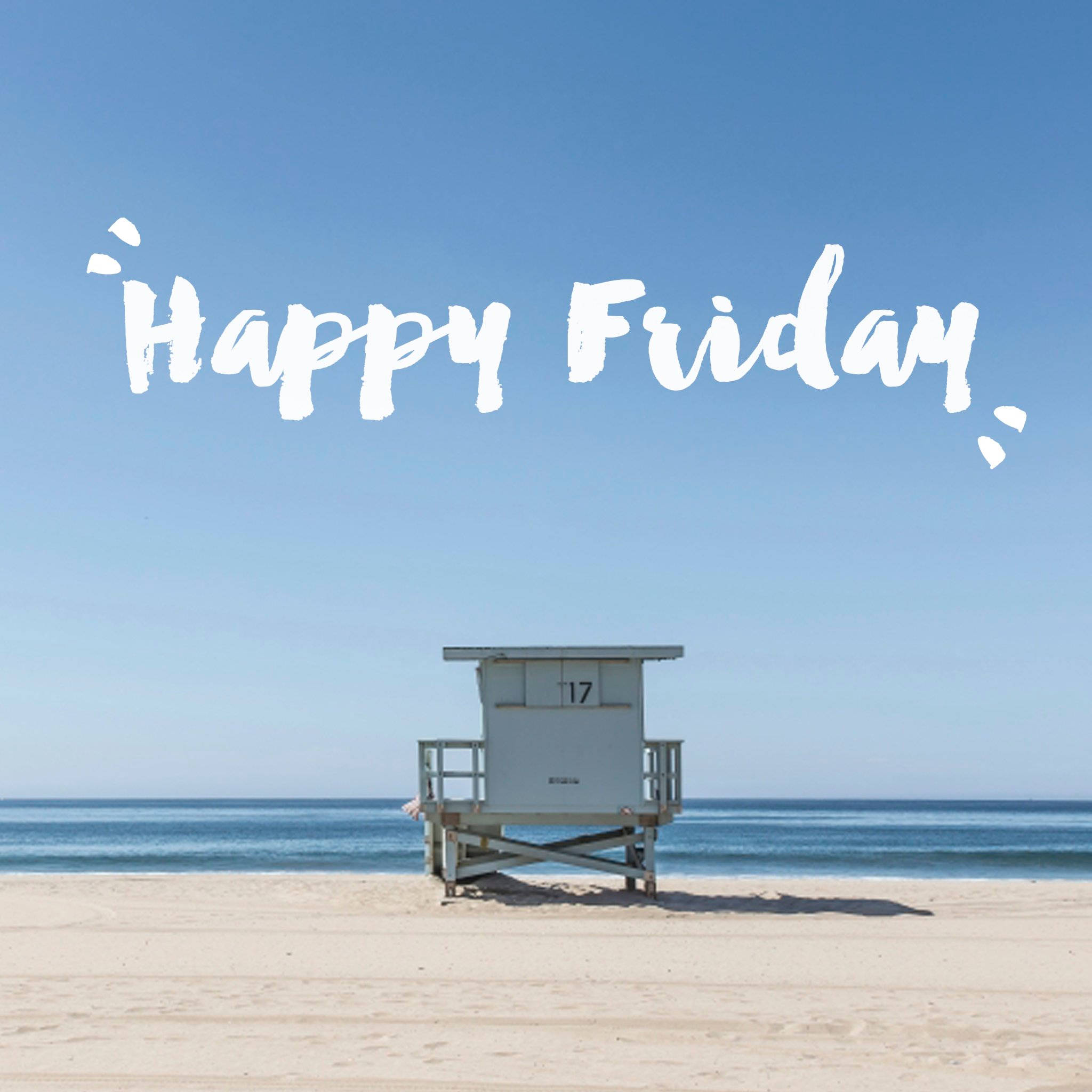 Friday 桌布 壁紙 — 一座白色救生塔獨自矗立在陽光普照的沙灘上，藍天白雲，上方有「Happy Friday」字樣。