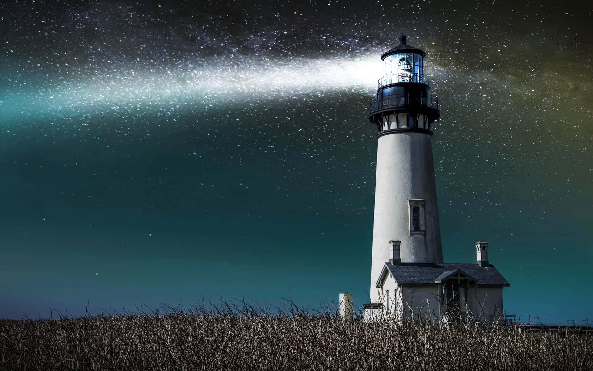 Lighthouse 桌布 壁紙 — 一座白色燈塔在長草上方閃耀著明亮的光芒，穿過繁星點點的夜空。
