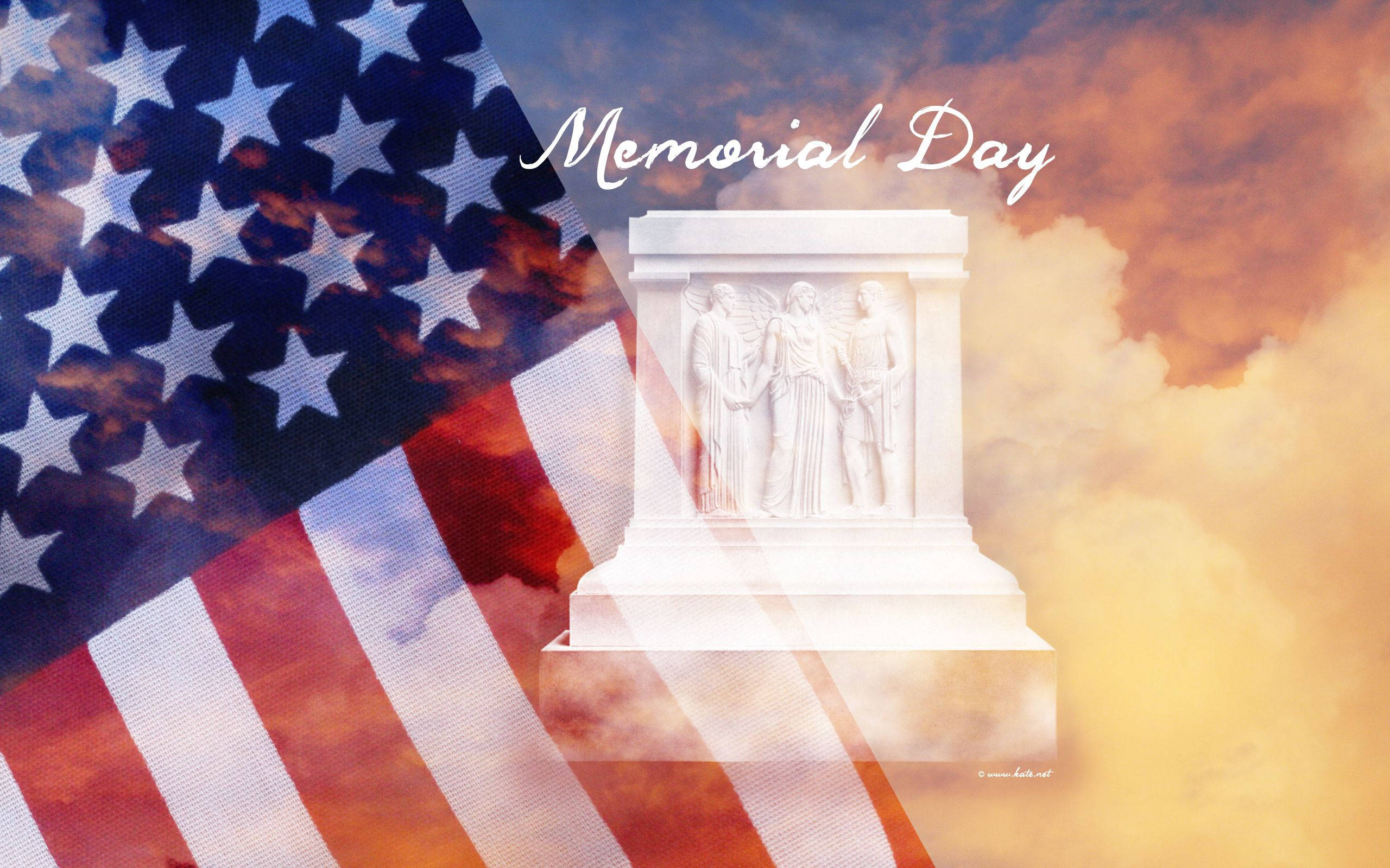 Memorial 桌布 壁紙 — 一座白色紀念碑，上面有雕刻的人物，矗立在戲劇性的日落天空下，並覆蓋著飄揚的美國國旗。