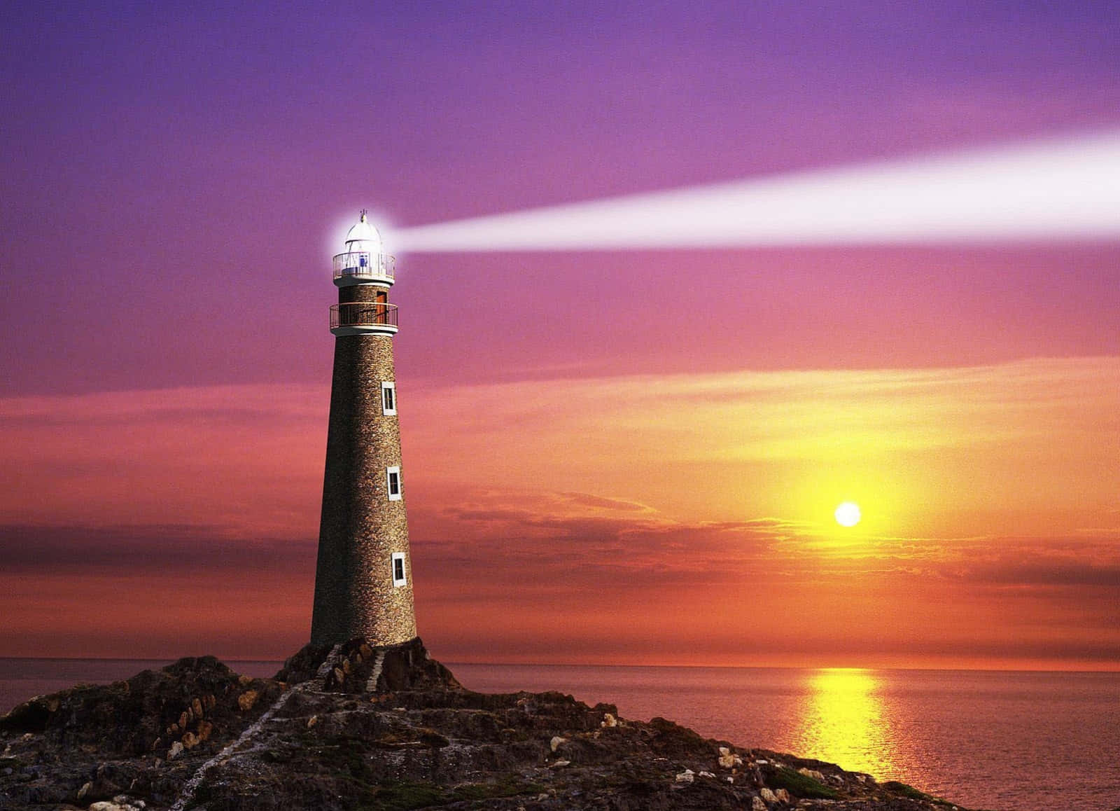 Light 桌布 壁紙 — 一座石燈塔在平靜的海面上，將光芒投射到充滿活力的日落天空。