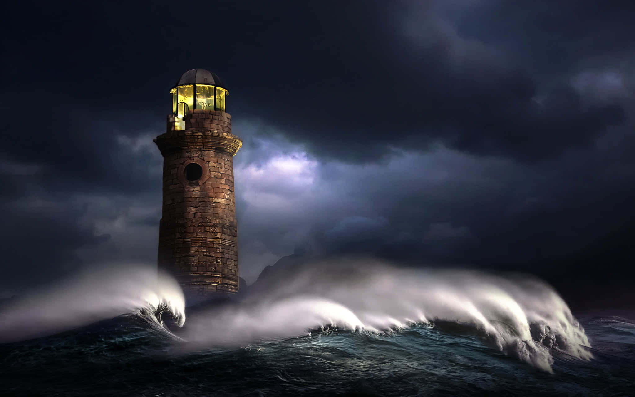 Lighthouse 桌布 壁紙 — 一座石燈塔在暴風雨的夜空中溫暖地發光，巨大的波浪衝擊著它的底部。