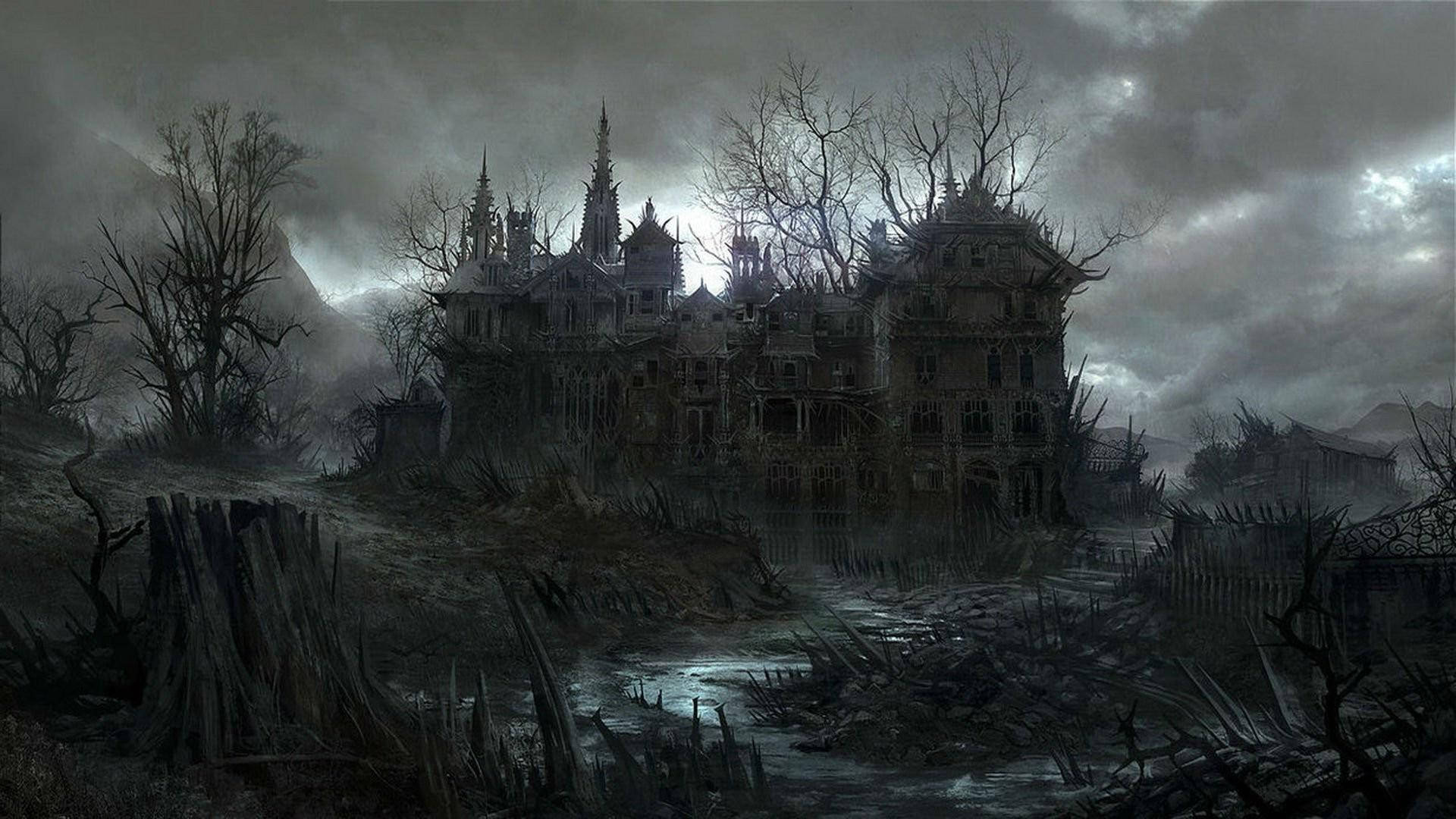 Haunted House Halloween 桌布 壁紙 — 一座破敗的哥德式大宅被遺棄在暴風雨灰濛濛的天空下，周圍是光禿禿的樹木和雜草叢生的廢墟。
