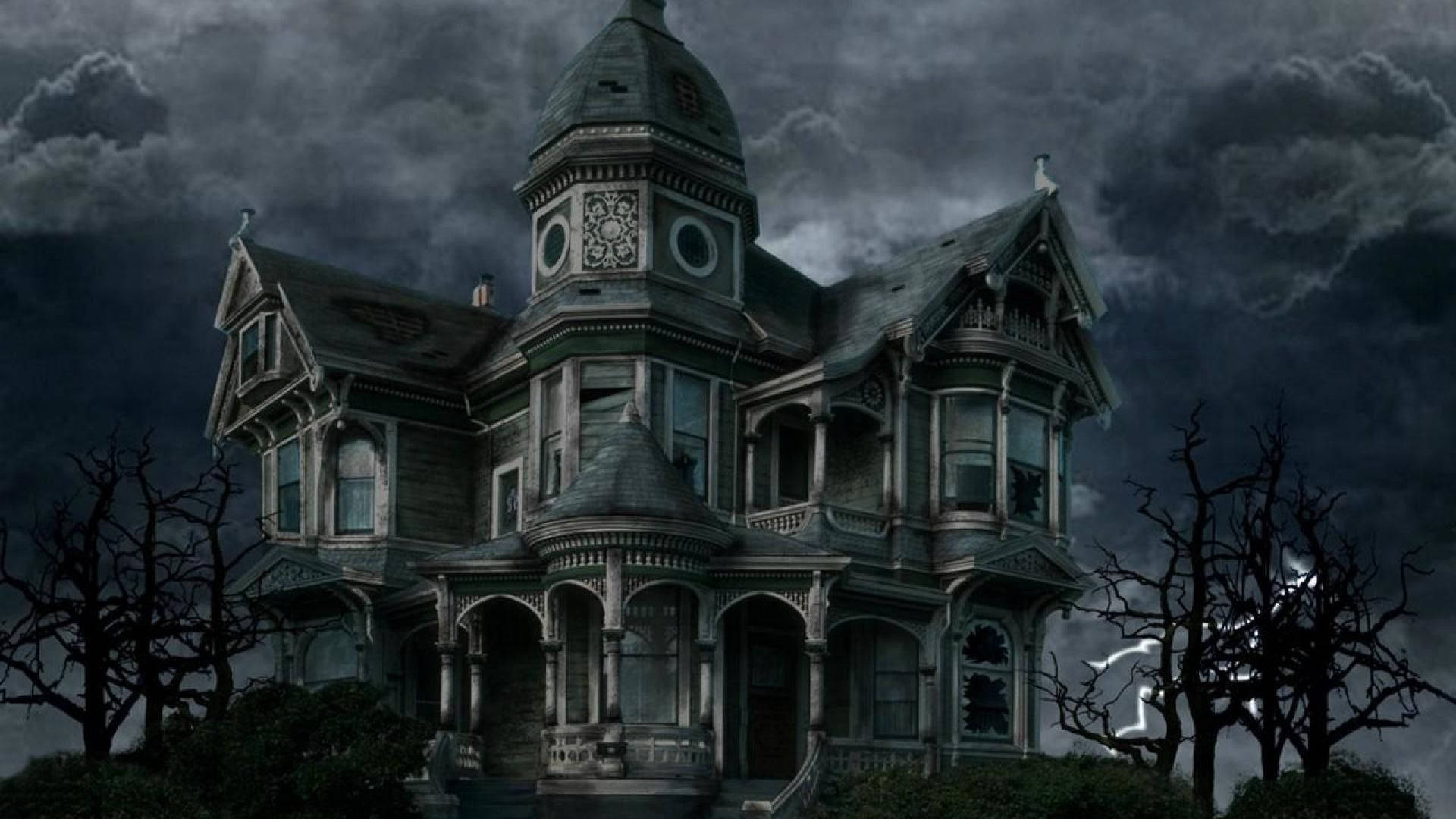 haunted 桌布 壁紙 — 一座破敗的維多利亞式大宅矗立在暴風雨的天空下，閃電在光禿禿的樹木後閃爍。