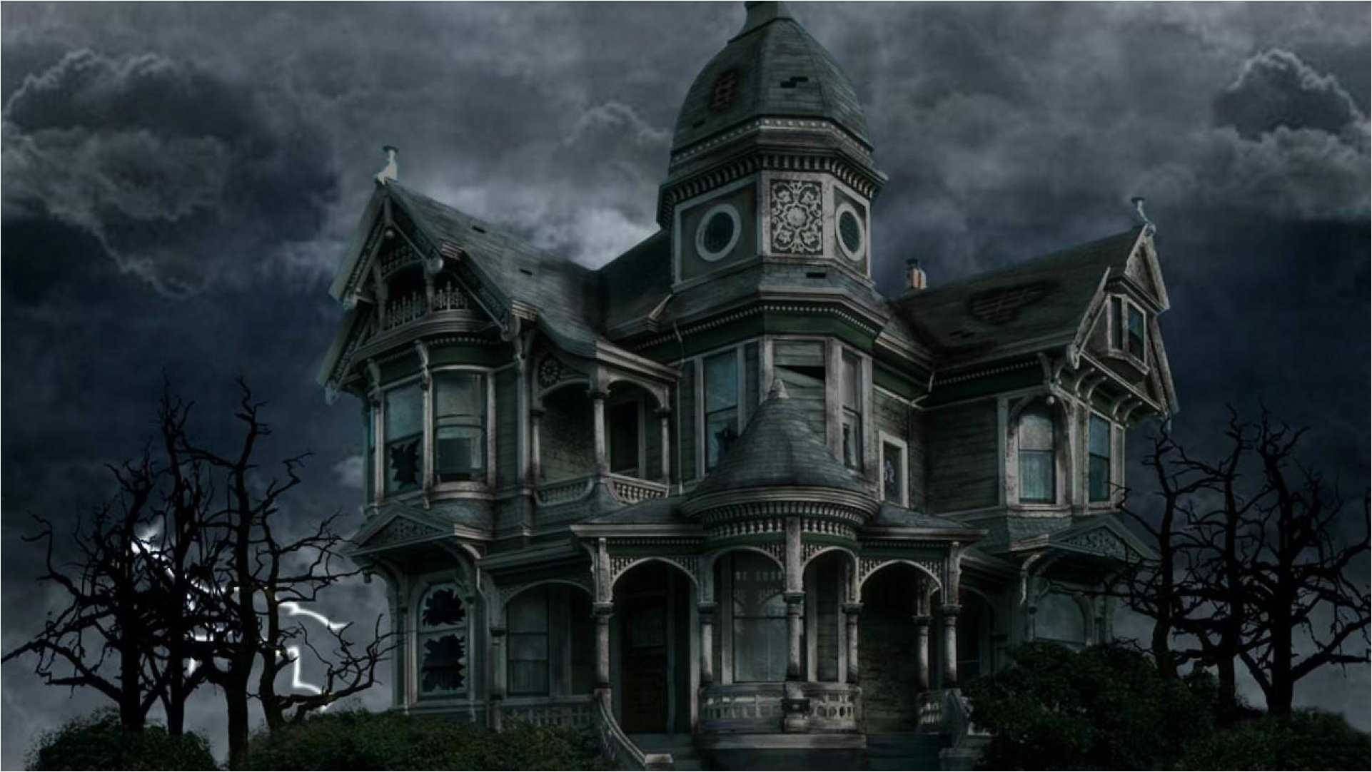 haunted 桌布 壁紙 — 一座破敗的維多利亞式大宅矗立在暴風雨的天空下，閃電在光禿禿的樹木後閃爍。