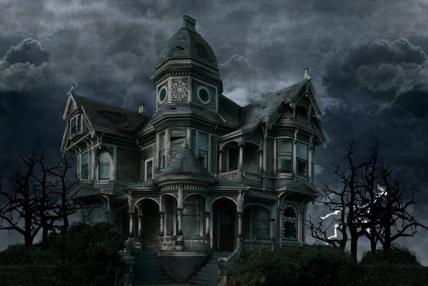 Haunted House Halloween 桌布 壁紙 — 一座破敗的維多利亞式大宅矗立在暴風雨的天空下，周圍是光禿禿的樹木，黑暗中閃爍著詭異的光芒。