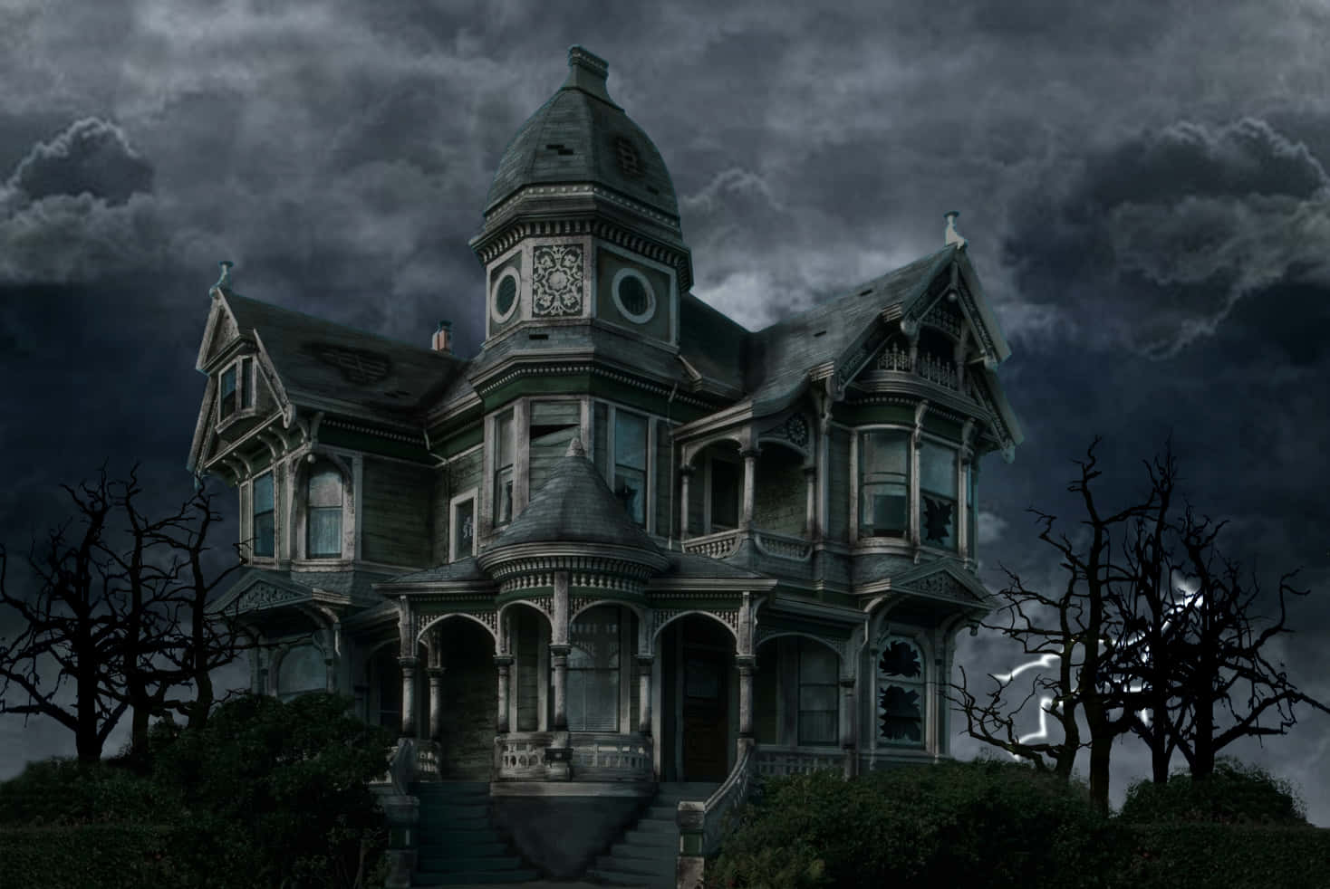 Haunted House 桌布 壁紙 — 一座破敗的維多利亞式豪宅矗立在暴風雨的天空下，周圍是光禿禿的樹木，黑暗中還有詭異發光的眼睛。