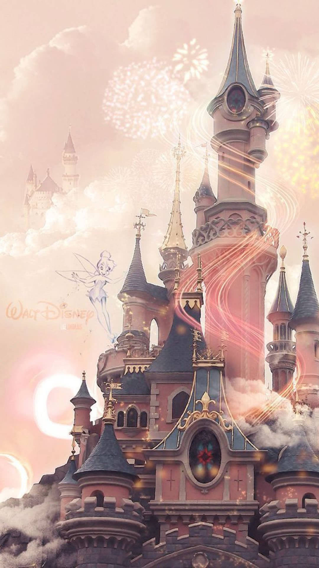 Disneyland Castle 桌布 壁紙 — 一座神奇的迪士尼城堡，擁有粉紅色和金色的尖塔，被雲朵、煙火和飛翔的仙女環繞，在柔和發光的天空下。