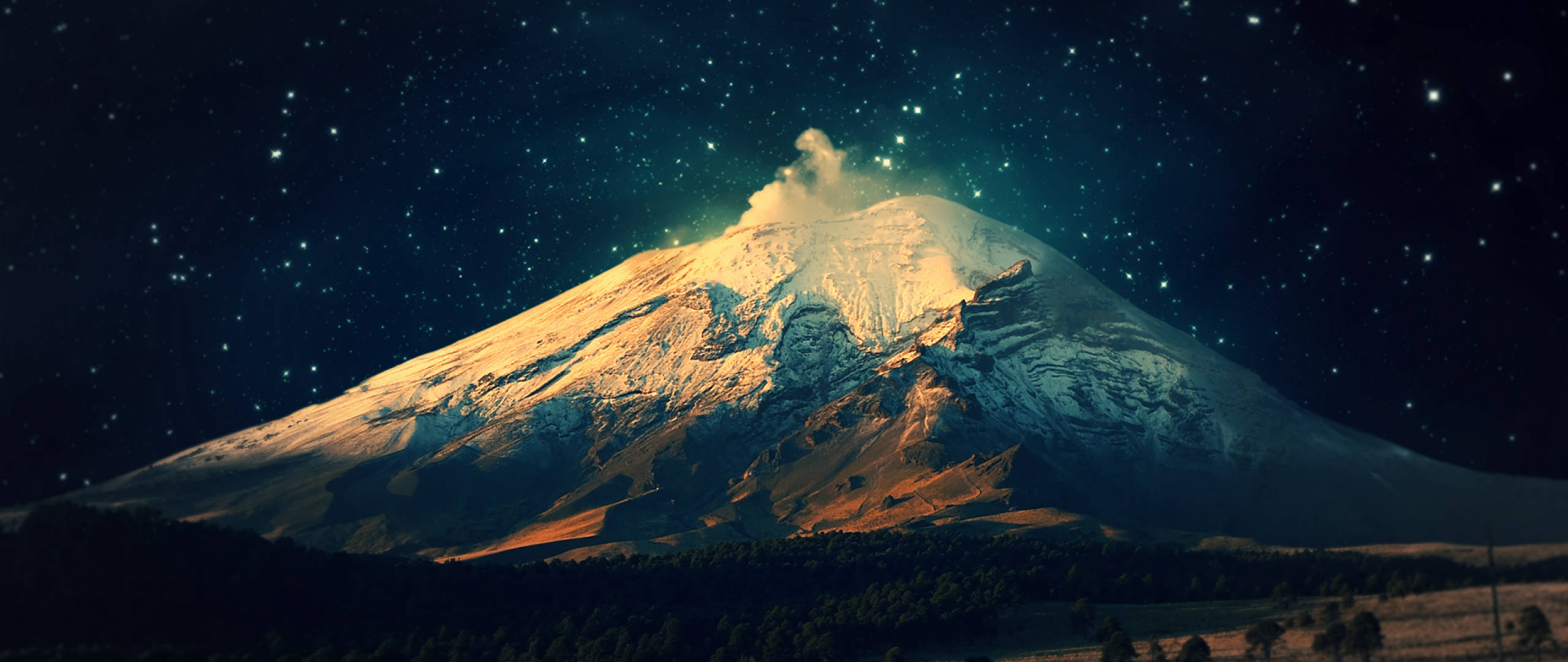 山景 桌布 壁紙 — 一座積雪火山在繁星點點的夜空下爆發，發光的熔岩照亮了它的山坡。