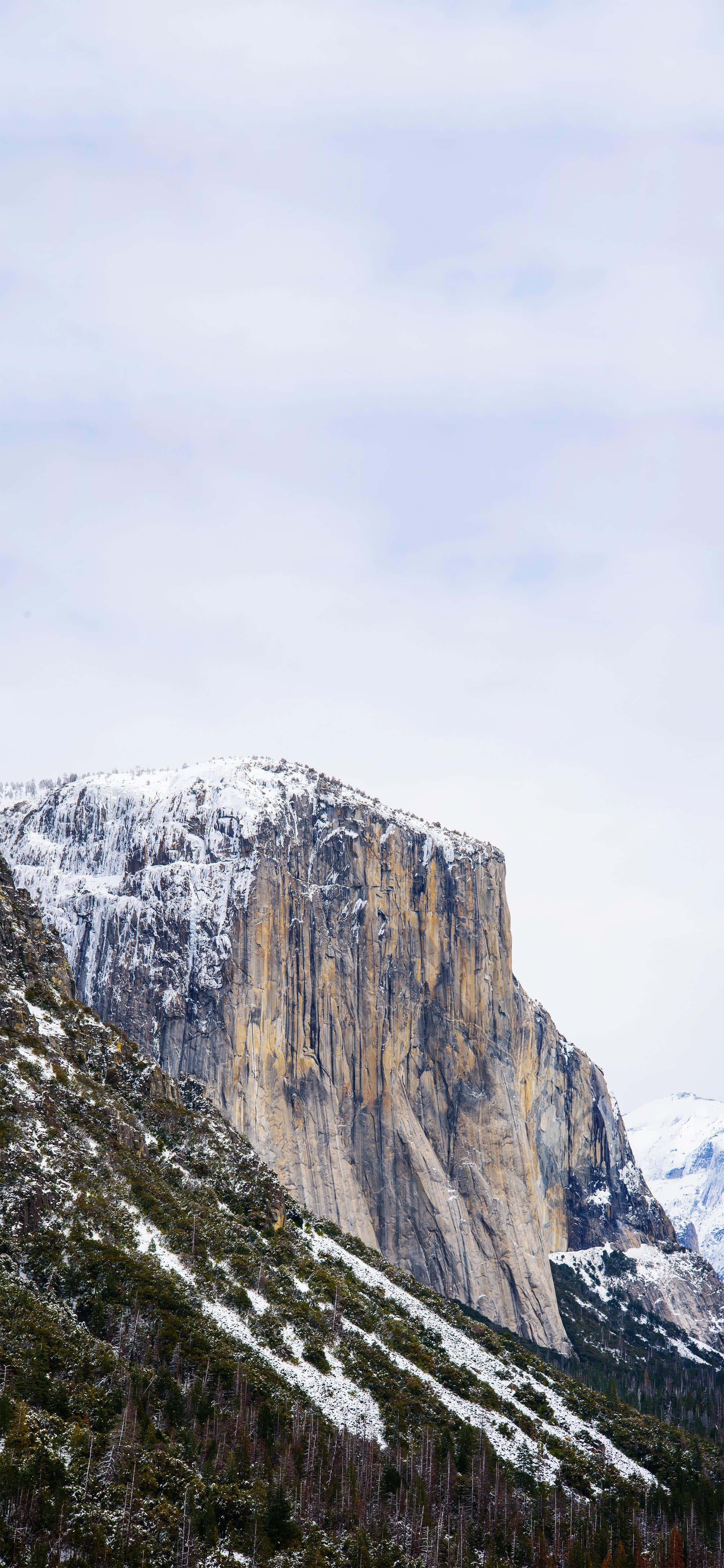 一座積雪的山峰 壁紙