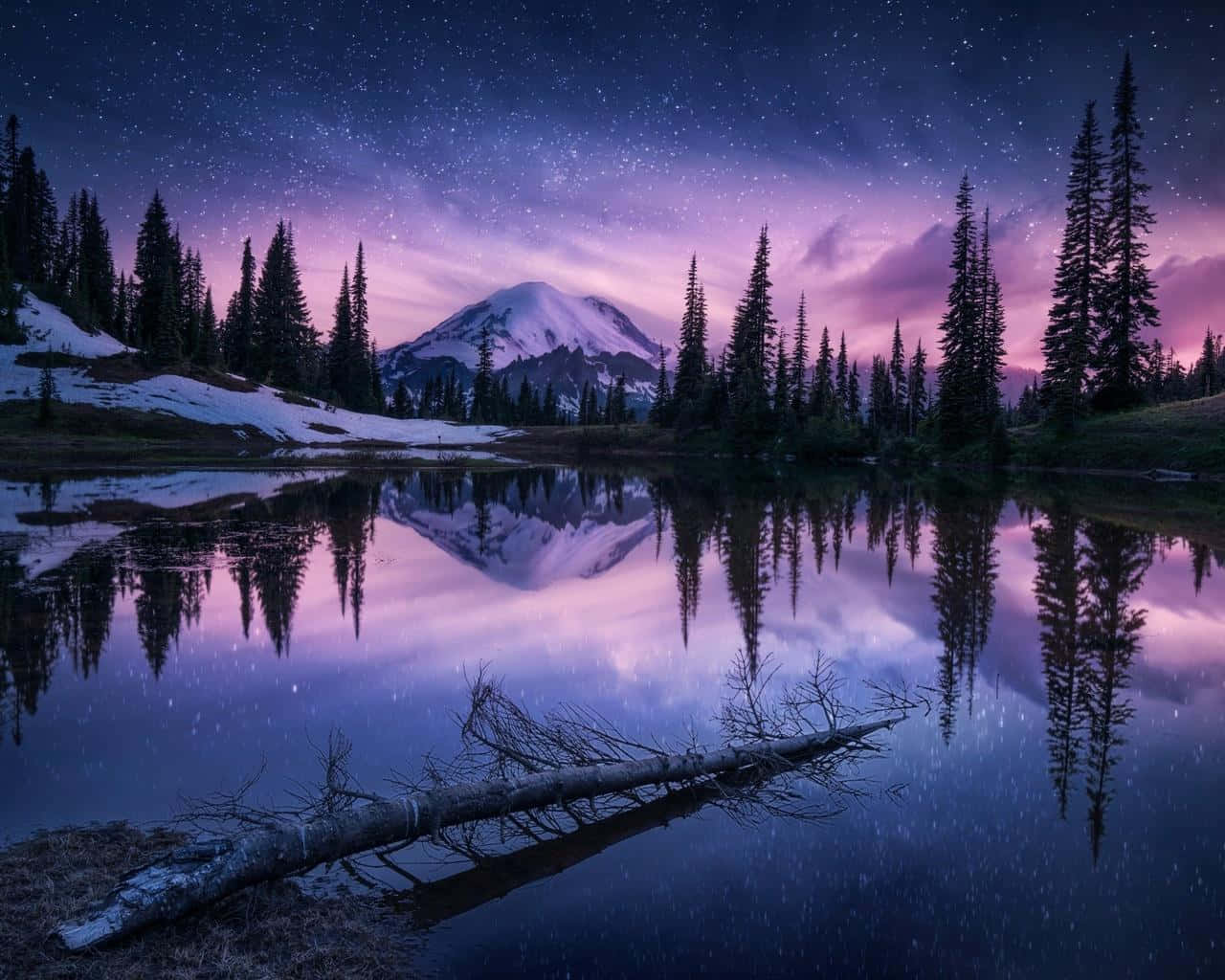 桌布 壁紙 — 一座積雪的山峰倒映在寧靜的湖面上，背景是繁星點點的紫色暮色天空，四周環繞著高大的松樹。