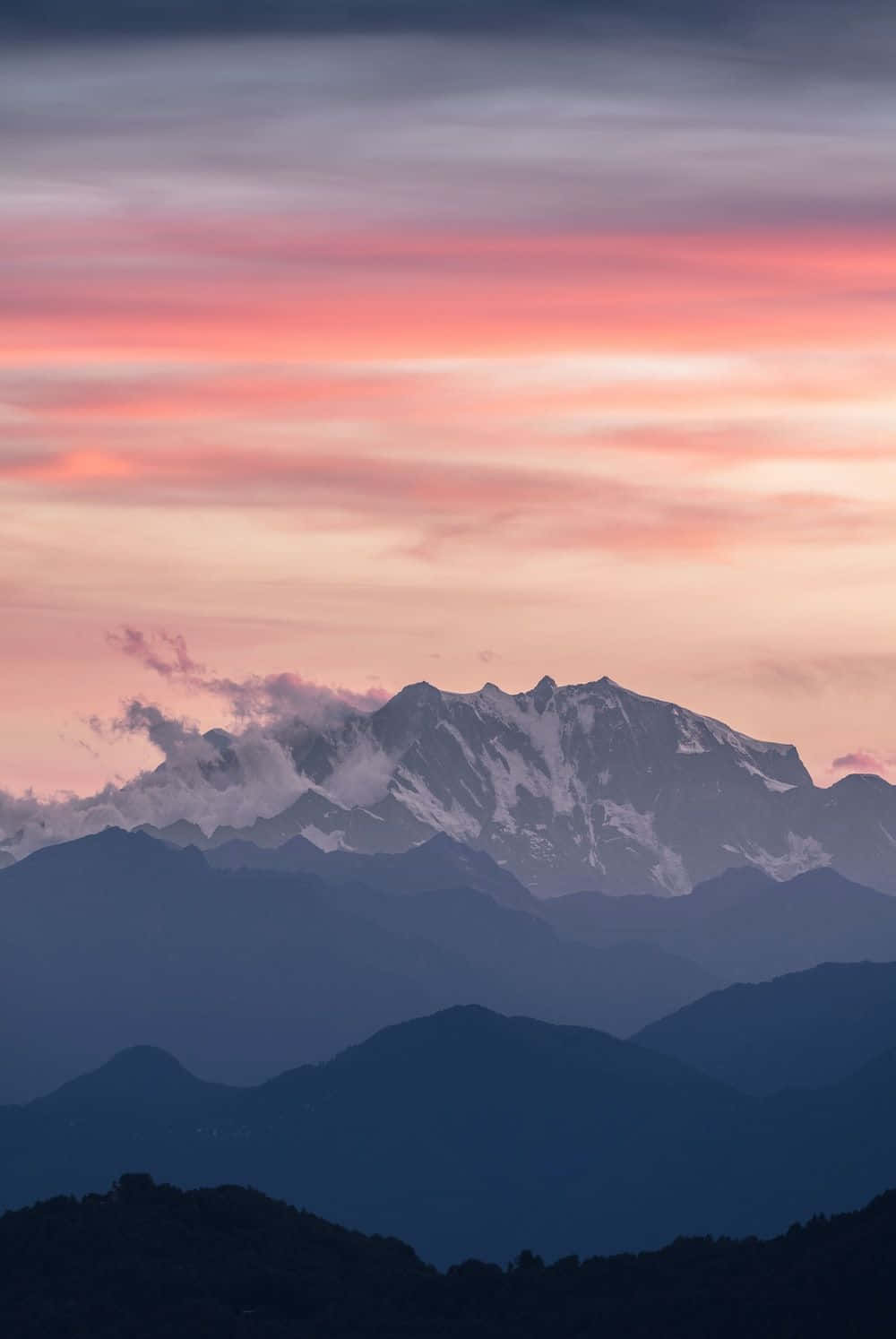 日落時分的積雪山峰，層疊山丘，粉紅橙色天空 — 直式 GIF 壁紙