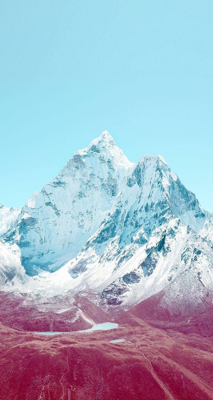 山景 桌布 壁紙 — 一座積雪的山峰在清澈的藍天下，聳立在充滿活力的洋紅色山谷和一個小湖之上。