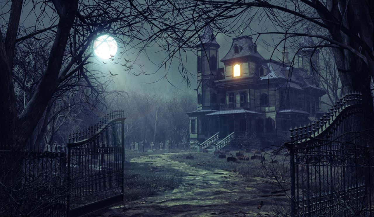 Haunted House 桌布 壁紙 — 一座維多利亞式鬼屋在滿月下聳立，一扇發光的窗戶透過光禿的樹木和鐵藝大門投射出詭異的光芒。
