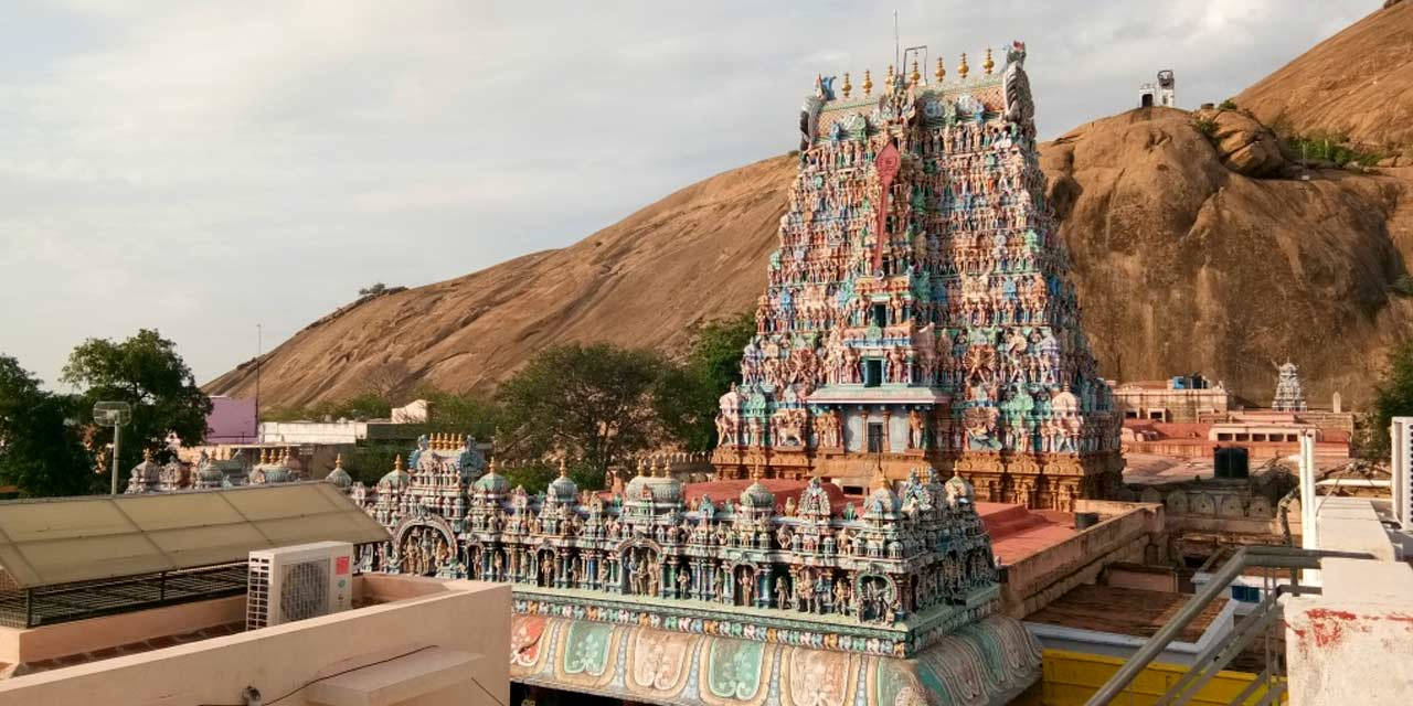 Hindu Temple 桌布 壁紙 — 一座色彩鮮豔、雕刻精細的印度教寺廟塔樓，在陰天背景下，聳立於一個巨大的岩石山丘前。