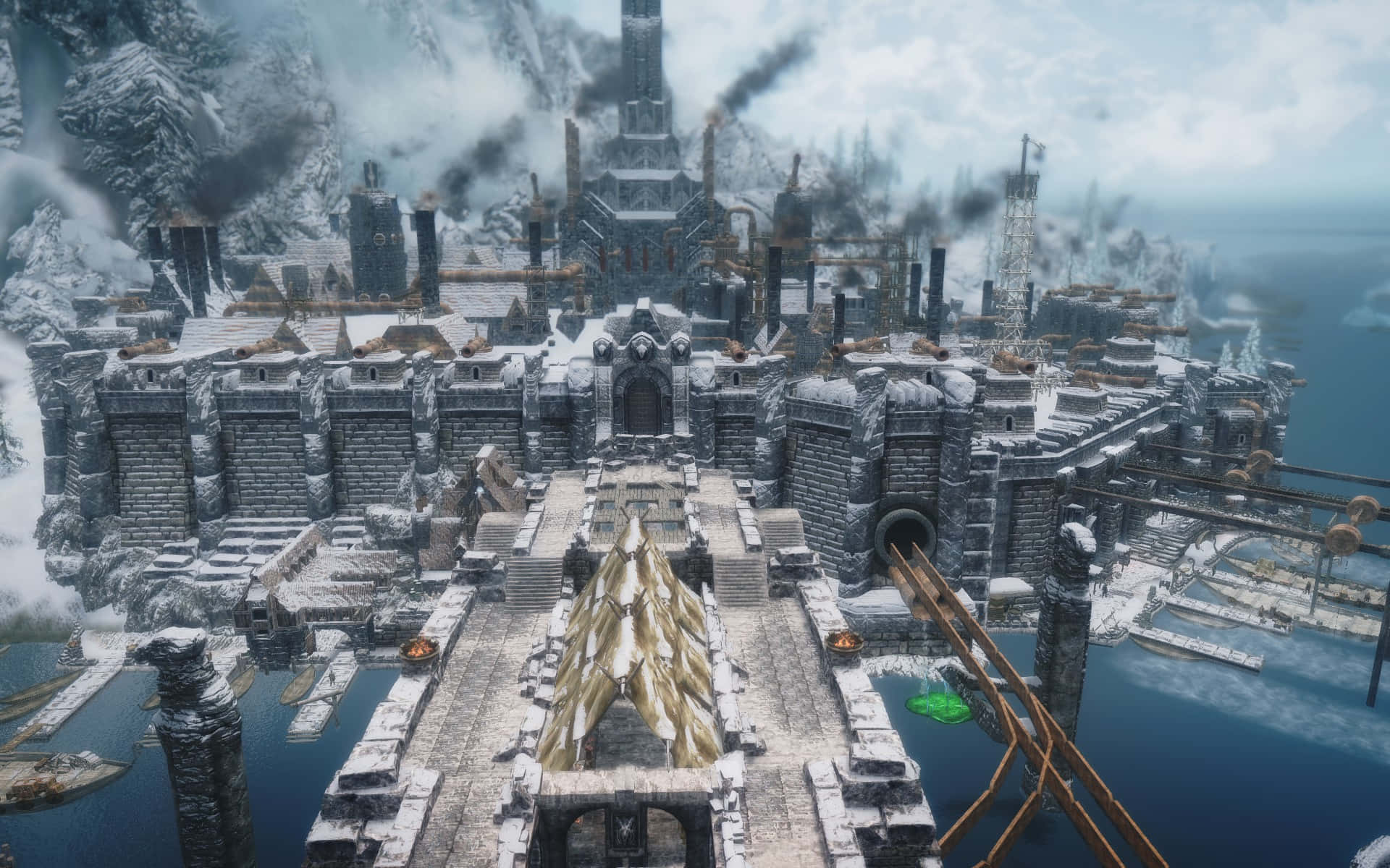Skyrim Windhelm 桌布 壁紙 — 一座被雪覆蓋的中世紀堡壘城市，坐落在懸崖上，俯瞰冰封水域，塔樓中升起裊裊炊煙。