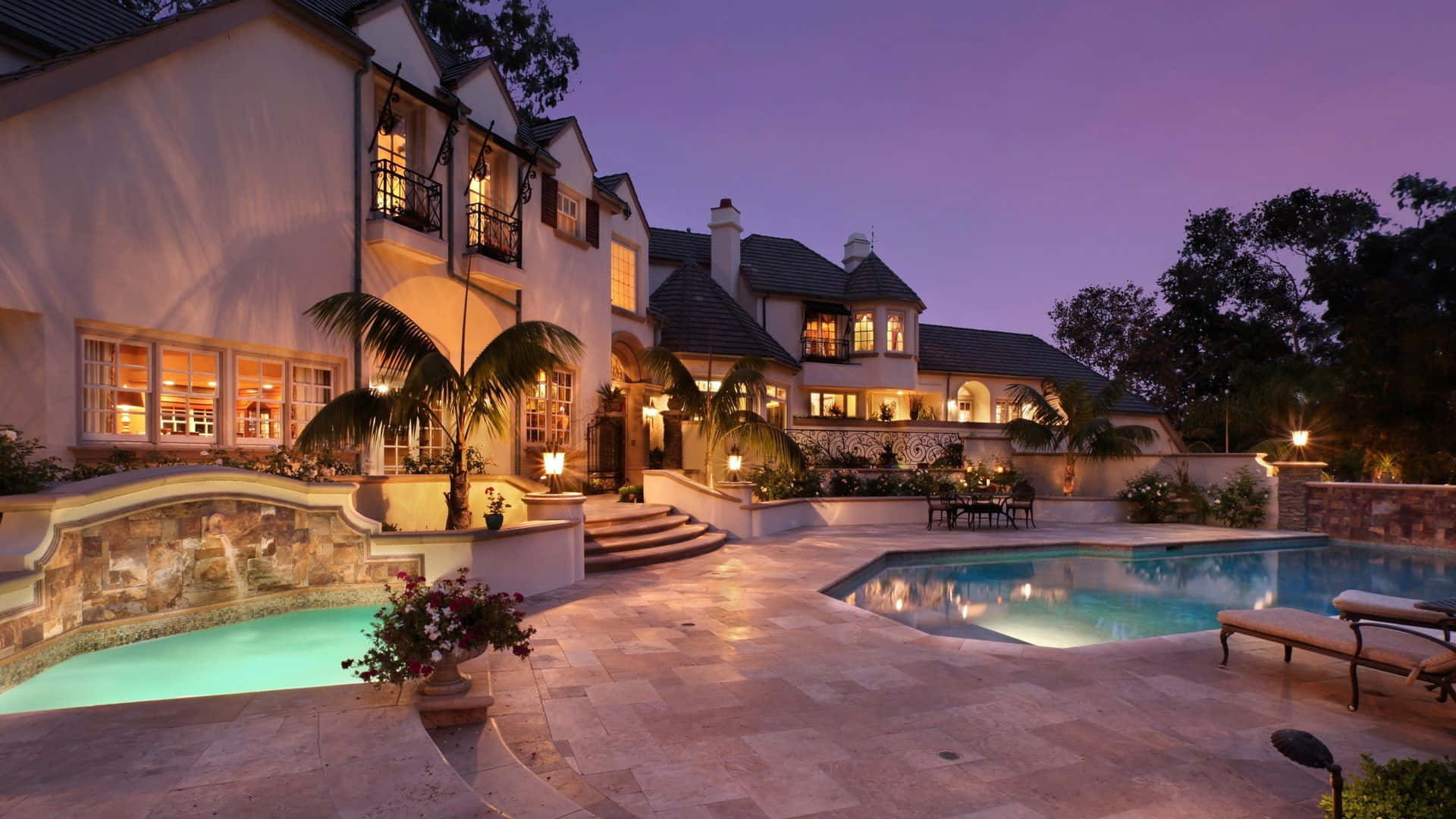 Luxury House 桌布 壁紙 — 一座豪華大宅，在暮色天空下，溫暖發光的窗戶和閃爍的游泳池。