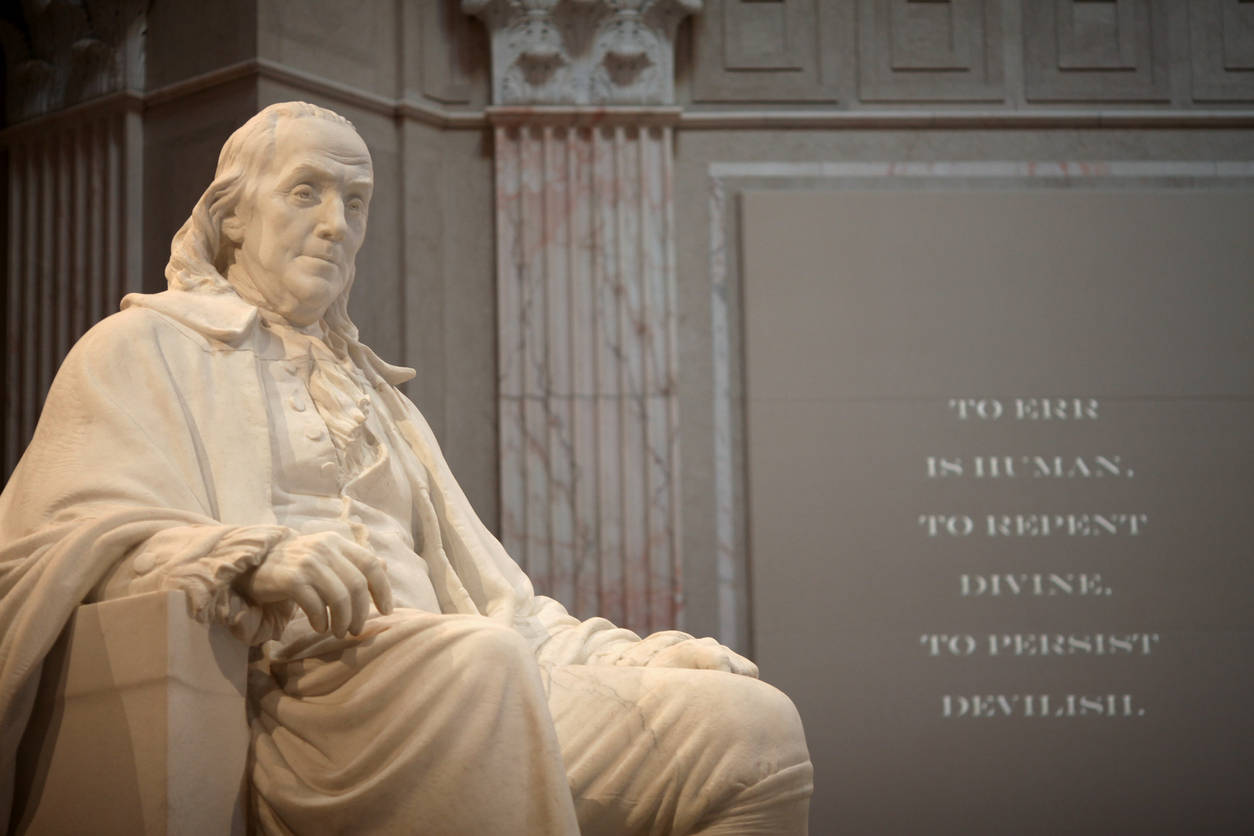 Franklin 桌布 壁紙 — 一座身穿歷史服飾的坐姿男子大理石雕像，身後牆上刻有引文。