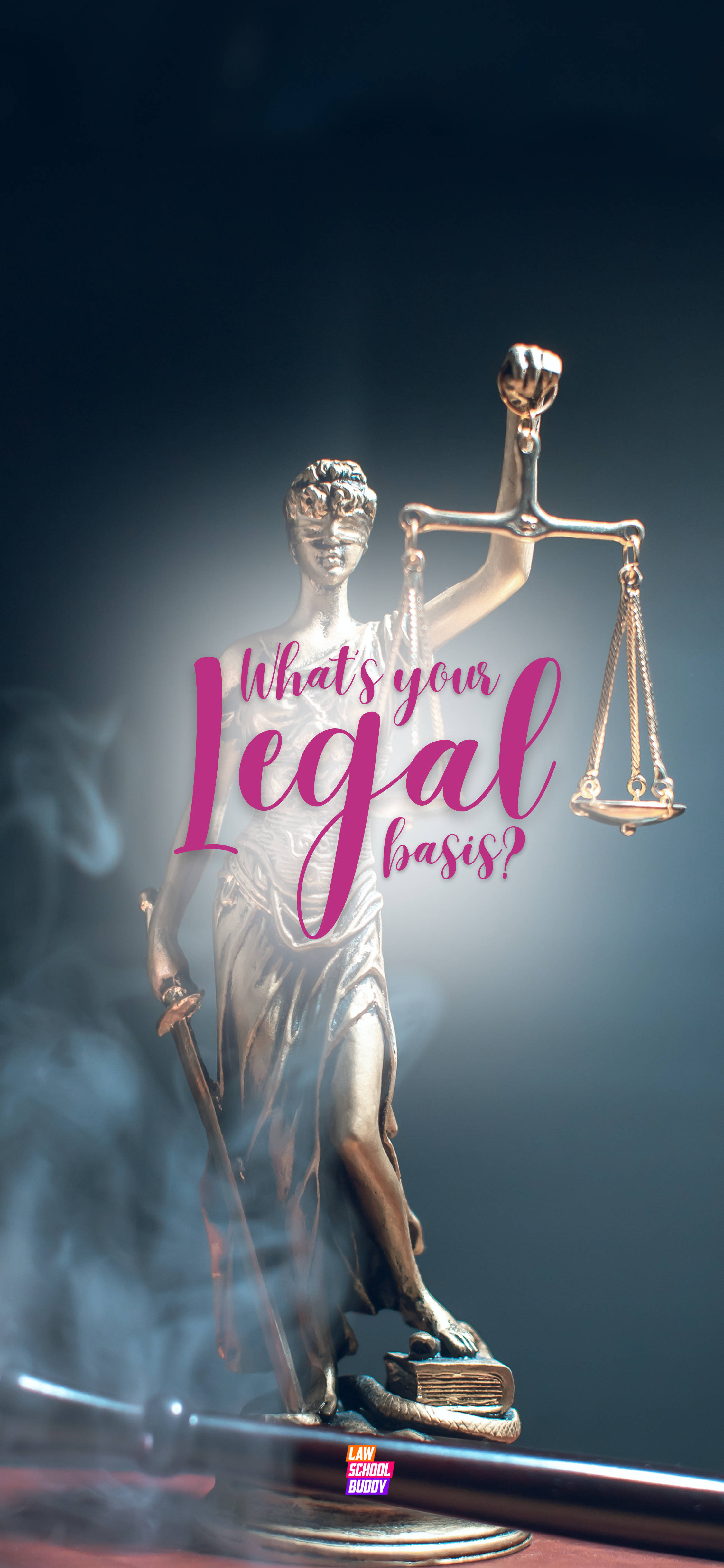 Lawyer 桌布 壁紙 — 一座金屬正義女神雕像手持天秤和劍，立於一本書上，其底部有霧氣繚繞。