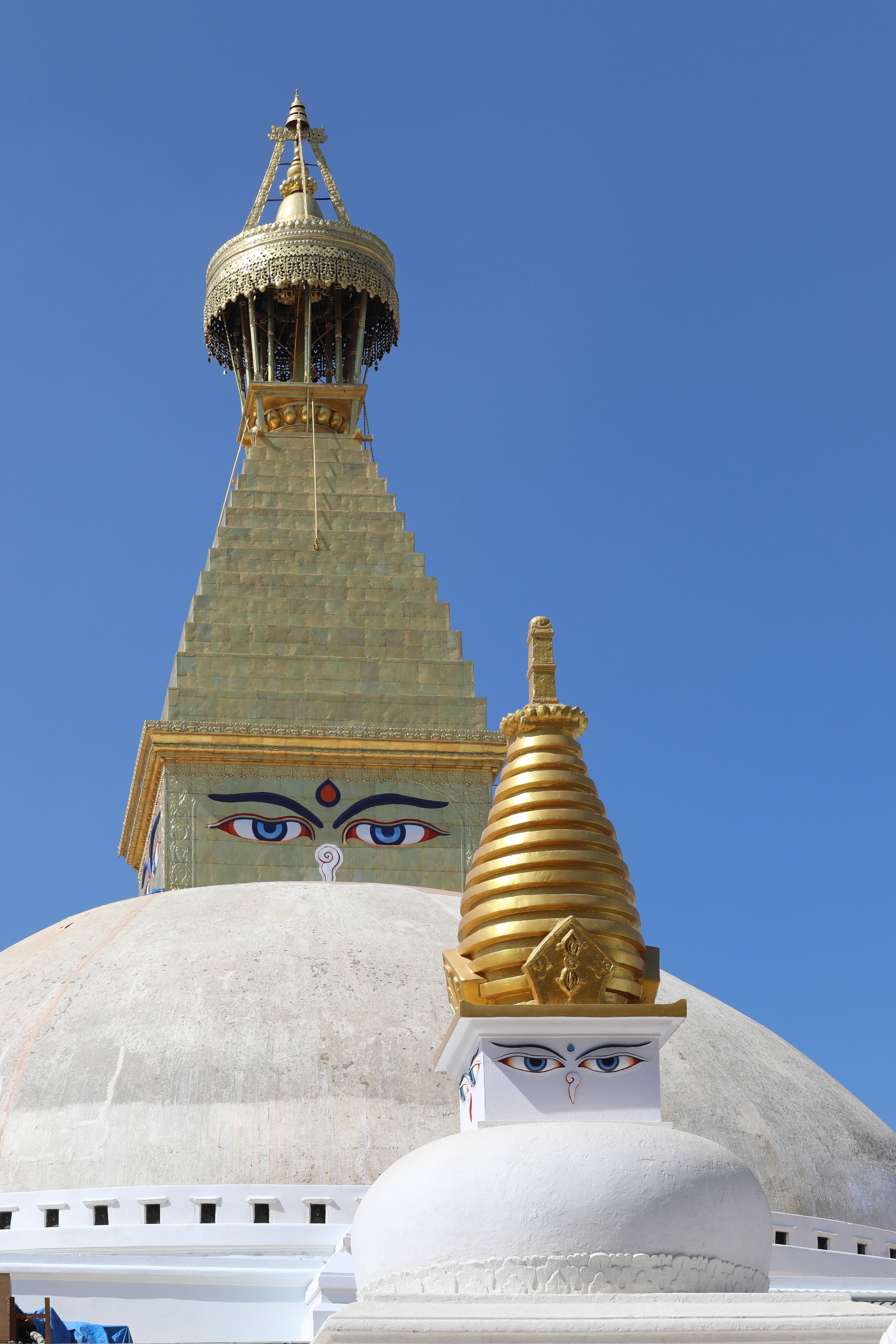 桌布 壁紙 — 一座金色佛塔，白色圓頂上繪有警覺的眼睛，矗立在清澈的藍天下。