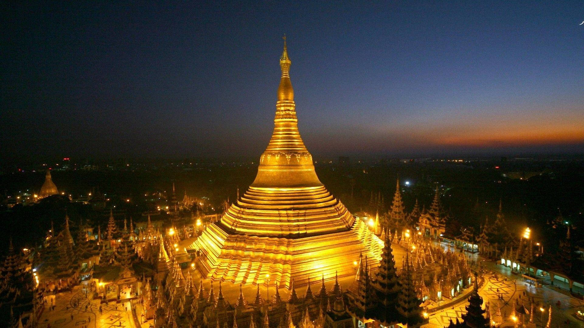 Burma 桌布 壁紙 — 一座金色寶塔在暮色天空中溫暖地發光，上方有一彎新月。
