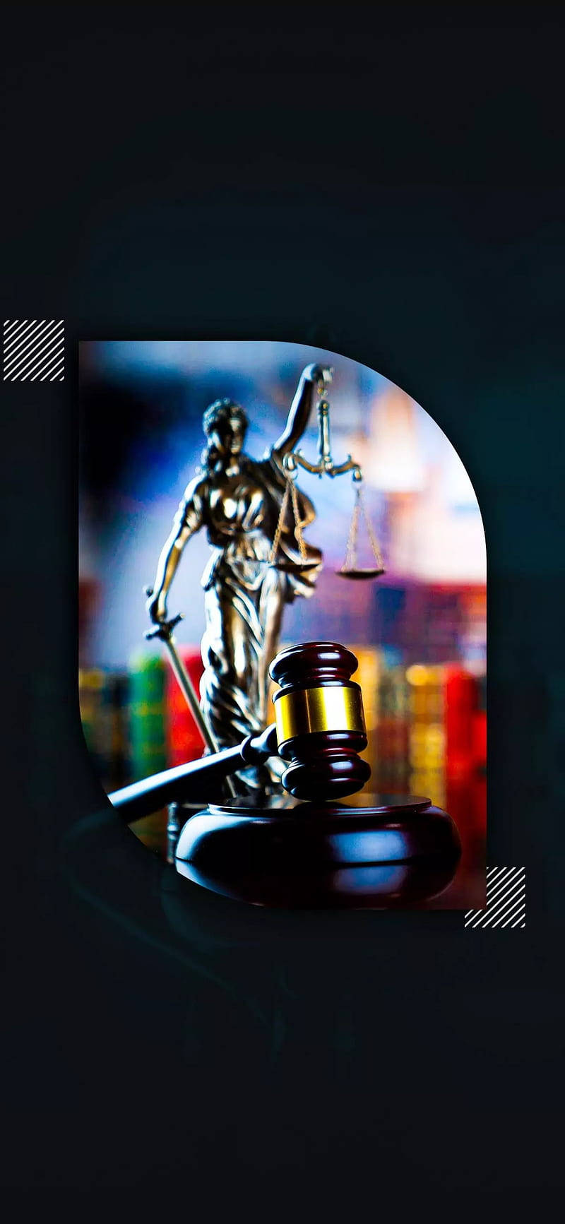 Lawyer 桌布 壁紙 — 一座金色的正義女神雕像手持天秤和劍，站在木槌後面，背景是模糊的書架。
