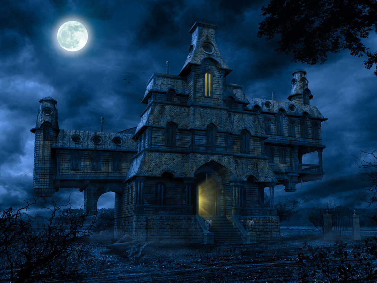 Spooky Halloween 桌布 壁紙 — 一座陰森的哥德式大宅，窗戶散發著光芒，矗立在滿月下的黑暗詭異森林中。