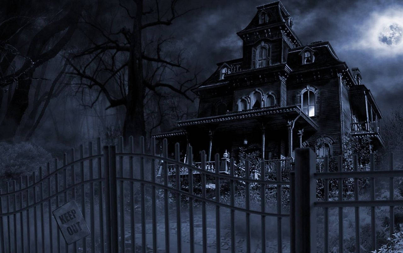 haunted 桌布 壁紙 — 一座陰森的維多利亞式大宅聳立在生鏽的圍欄後面，滿月下，光禿禿的樹木和霧氣圍繞著它的黑暗輪廓旋轉。