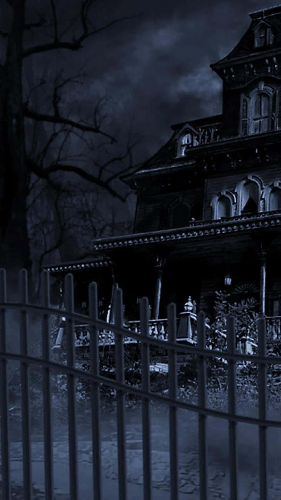 haunted 桌布 壁紙 — 一座陰森的維多利亞式大宅聳立在鍛鐵圍欄後面，背景是風雨交加的夜空和光禿禿的樹木。