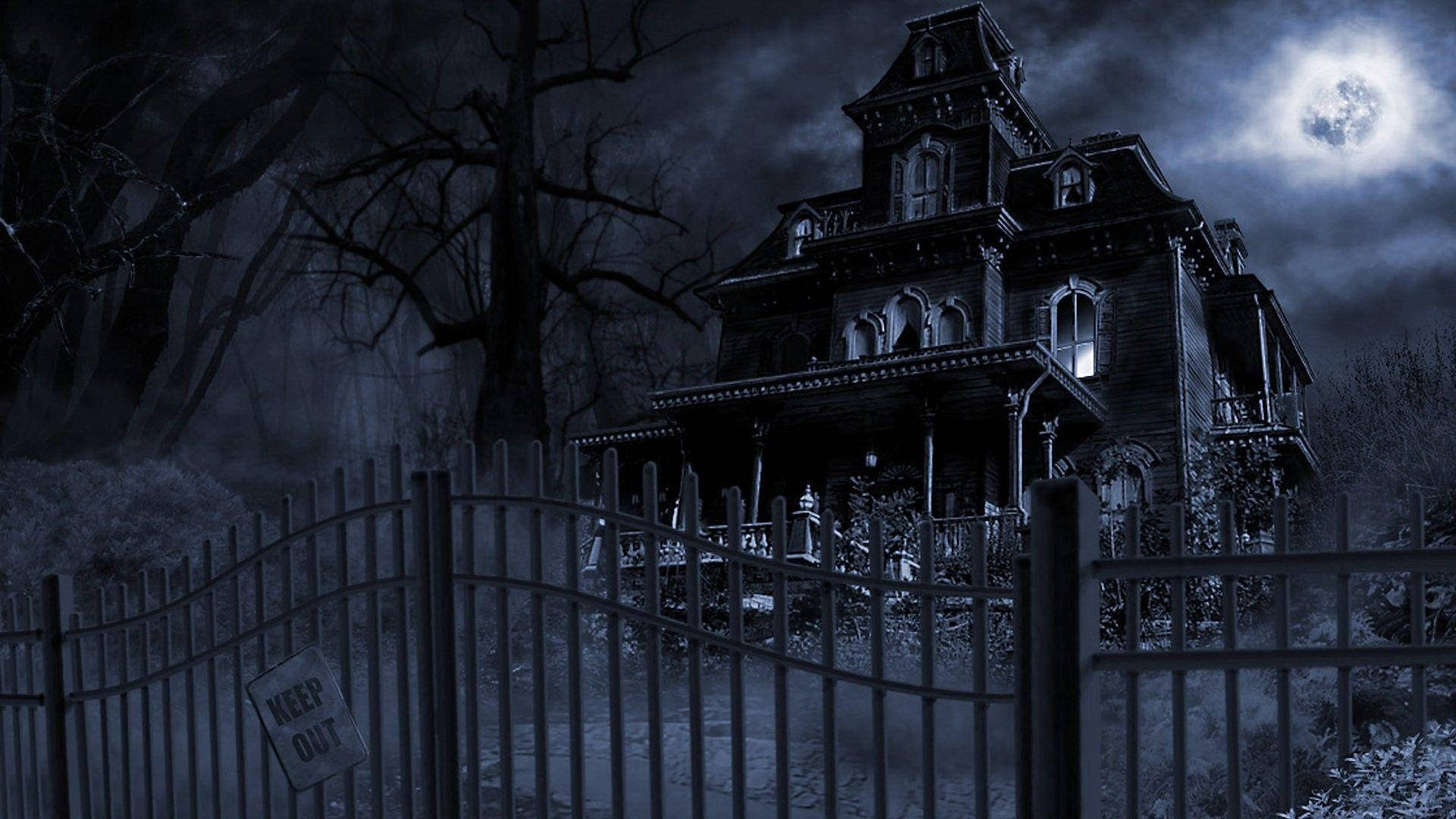 Haunted House 桌布 壁紙 — 一座陰森的維多利亞式大宅聳立在鐵藝圍欄後，滿月下襯著光禿禿的樹木和一個「KEEP OUT」標誌。