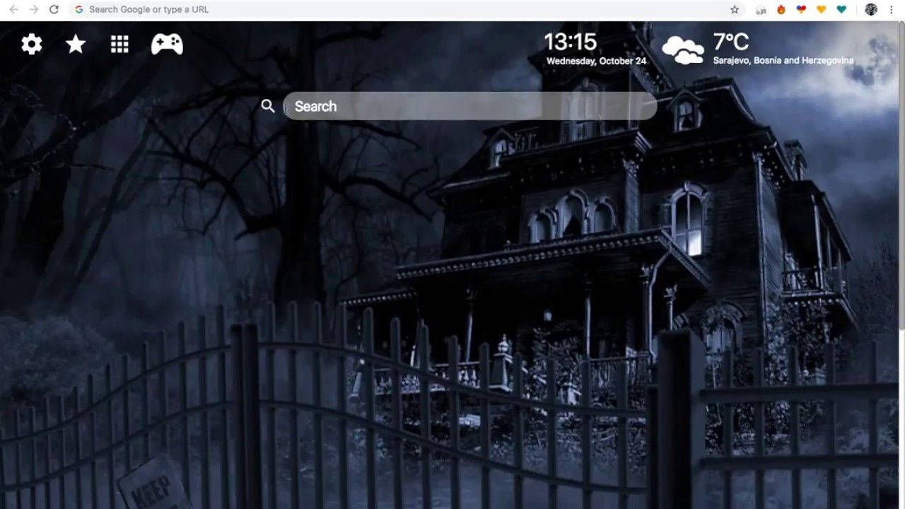 haunted 桌布 壁紙 — 一座陰森的維多利亞式豪宅，窗戶發光，矗立在鐵藝圍欄後面，背景是黑暗的暴風雨天空。