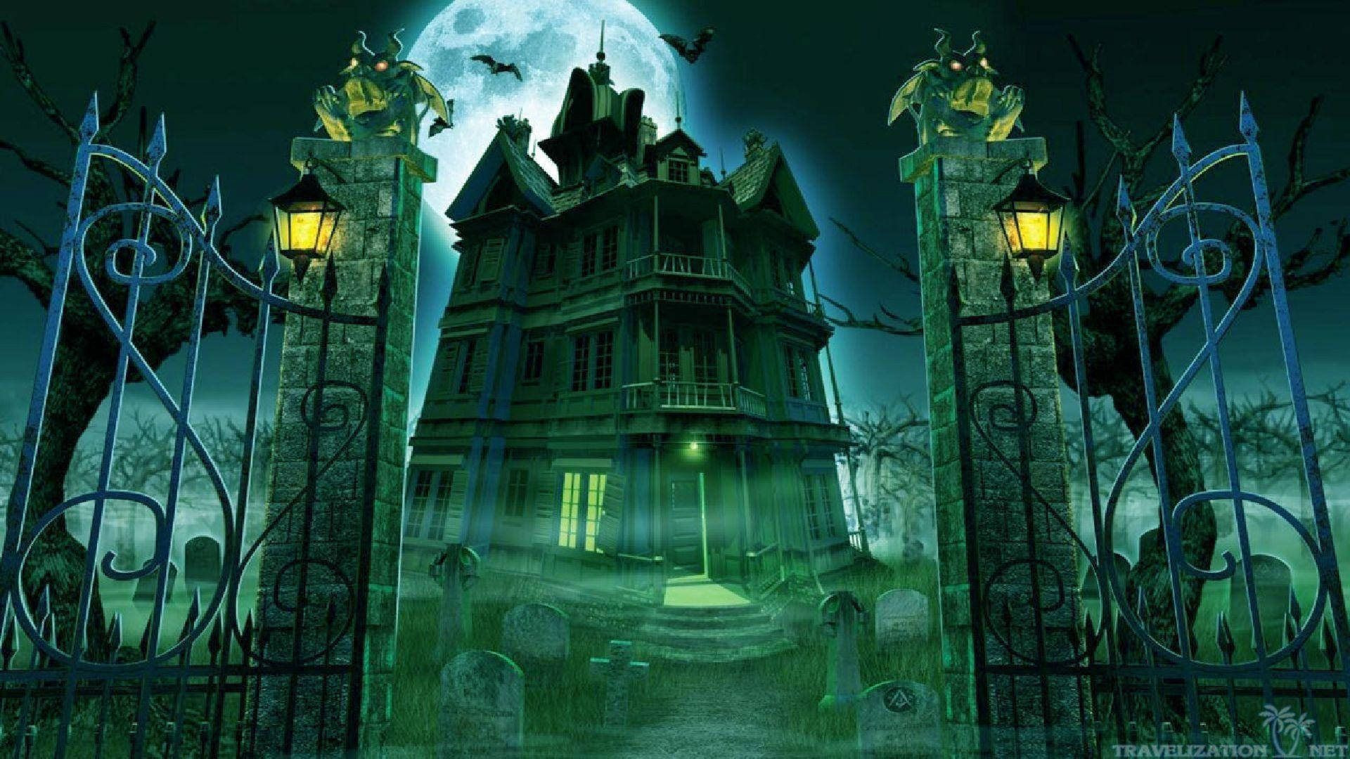 Haunted House Halloween 桌布 壁紙 — 一座陰森的鬼屋，窗戶發光，矗立在華麗的大門後面，滿月下蝙蝠飛舞。