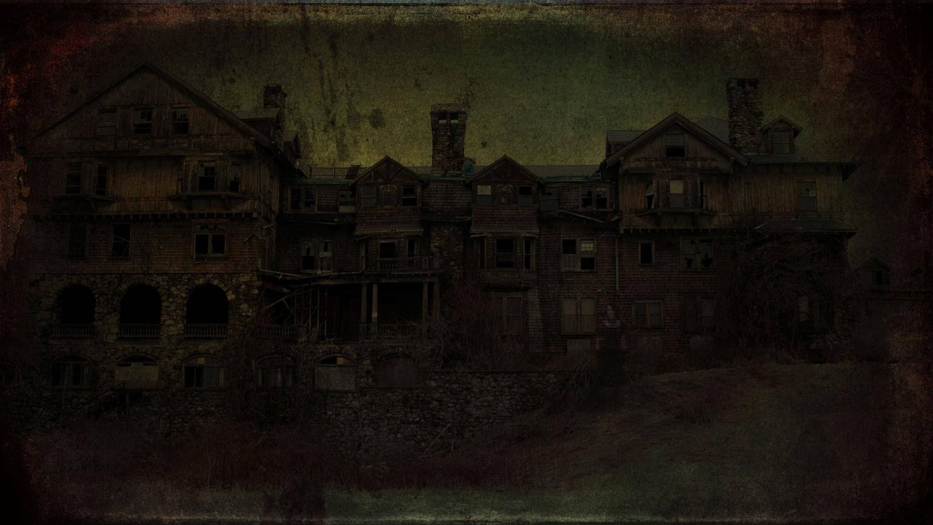 Haunted Mansion 桌布 壁紙 — 一座陰森破敗的大宅，窗戶破損，石拱門 crumbling，在陰鬱的綠色天空下。