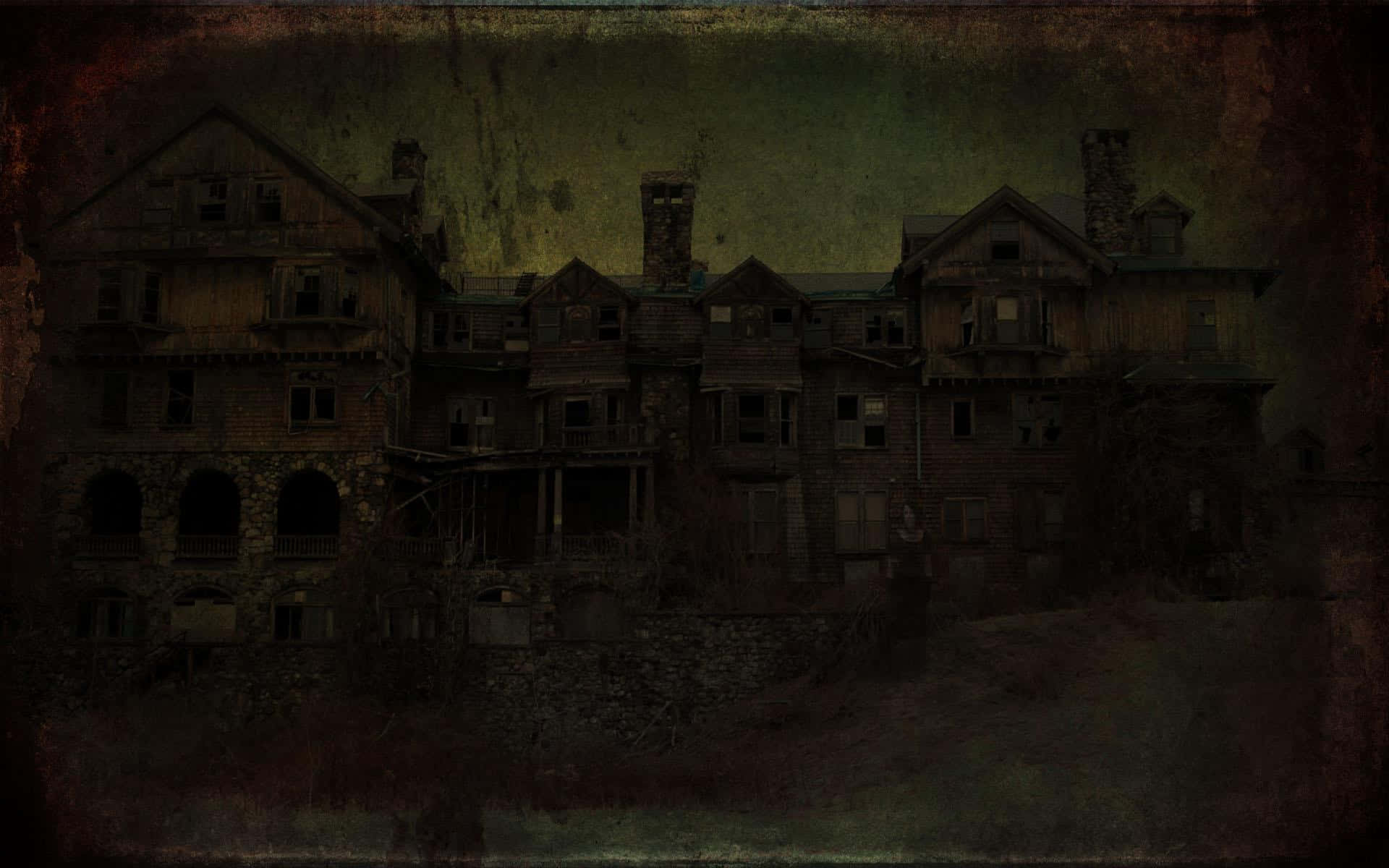 haunted 桌布 壁紙 — 一座陰森破敗的大宅，窗戶破損，石拱門 crumbling，在陰沉、紋理豐富的天空下。