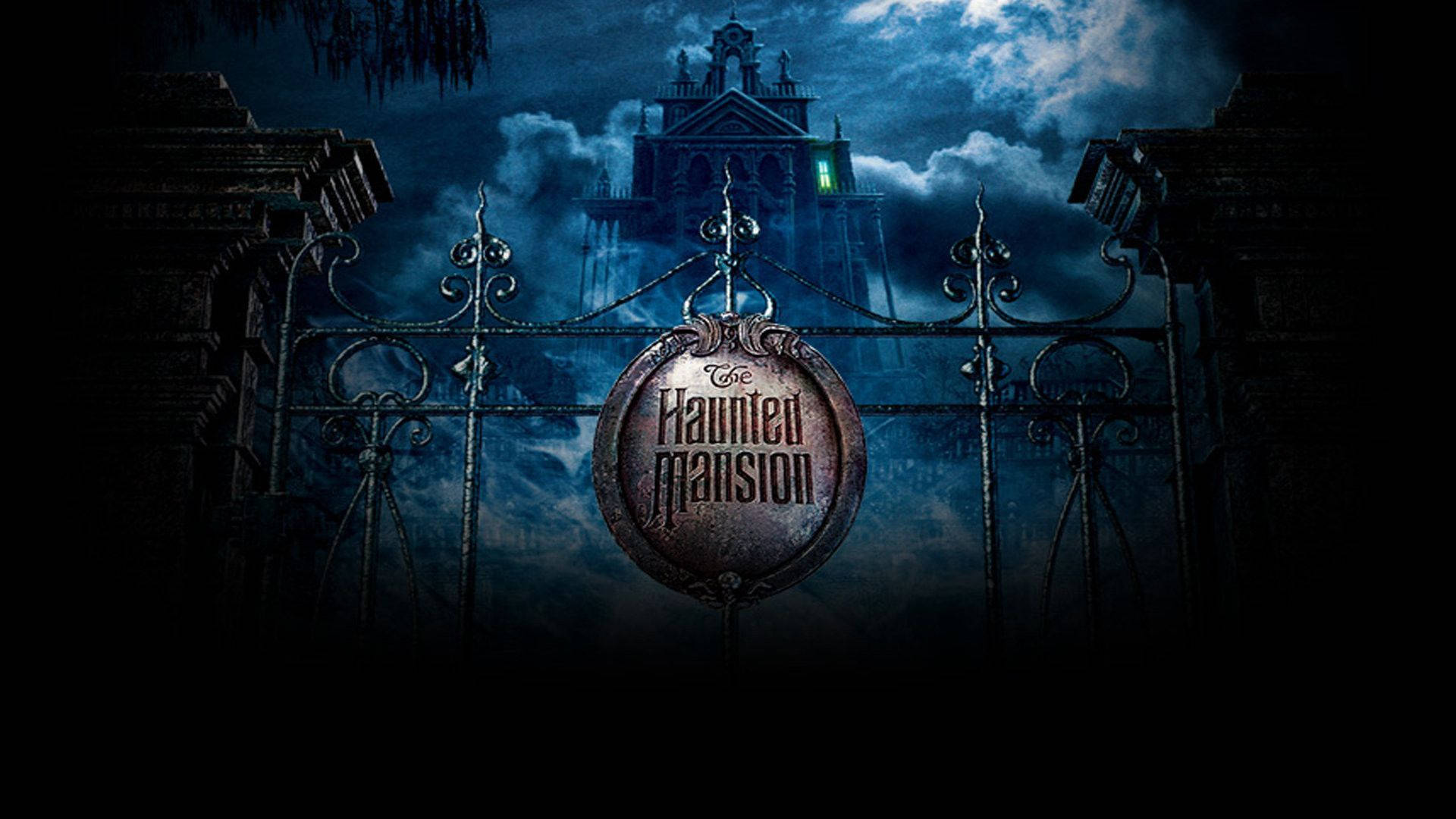 haunted 桌布 壁紙 — 一座陰森鬼屋在暴風雨夜空下，矗立於華麗大門後，帶有發光的綠色窗戶。