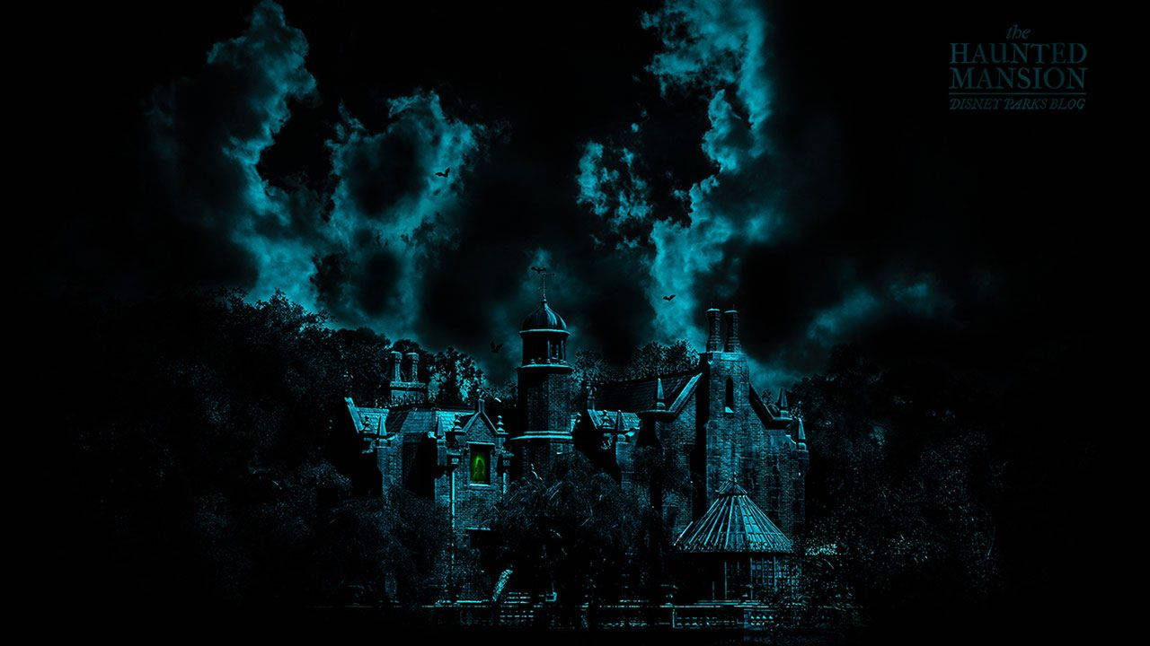 haunted 桌布 壁紙 — 一座陰森鬼屋在暴風雨的青綠色天空下若隱若現，蝙蝠在頭頂飛翔。