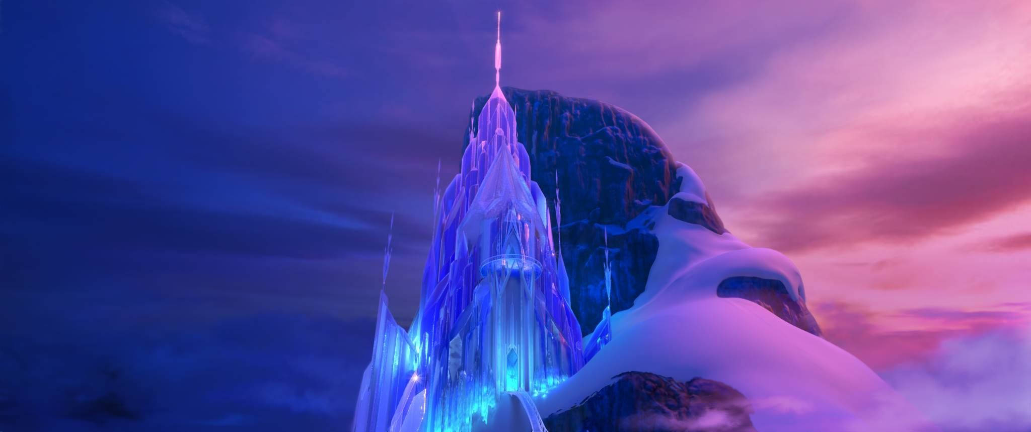 Frozen Castle 桌布 壁紙 — 一座雄偉發光的冰城堡坐落在雪山頂上，在塗上紫色和粉紅色色調的暮色天空下。