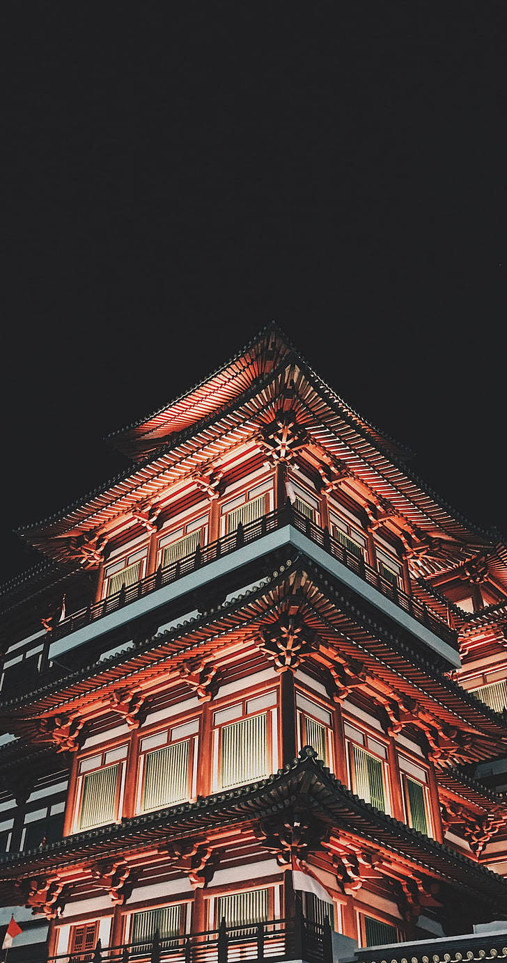 唐人街 桌布 壁紙 — 一座雄偉的傳統日本寶塔在深黑色的夜空中以溫暖的紅光照亮。