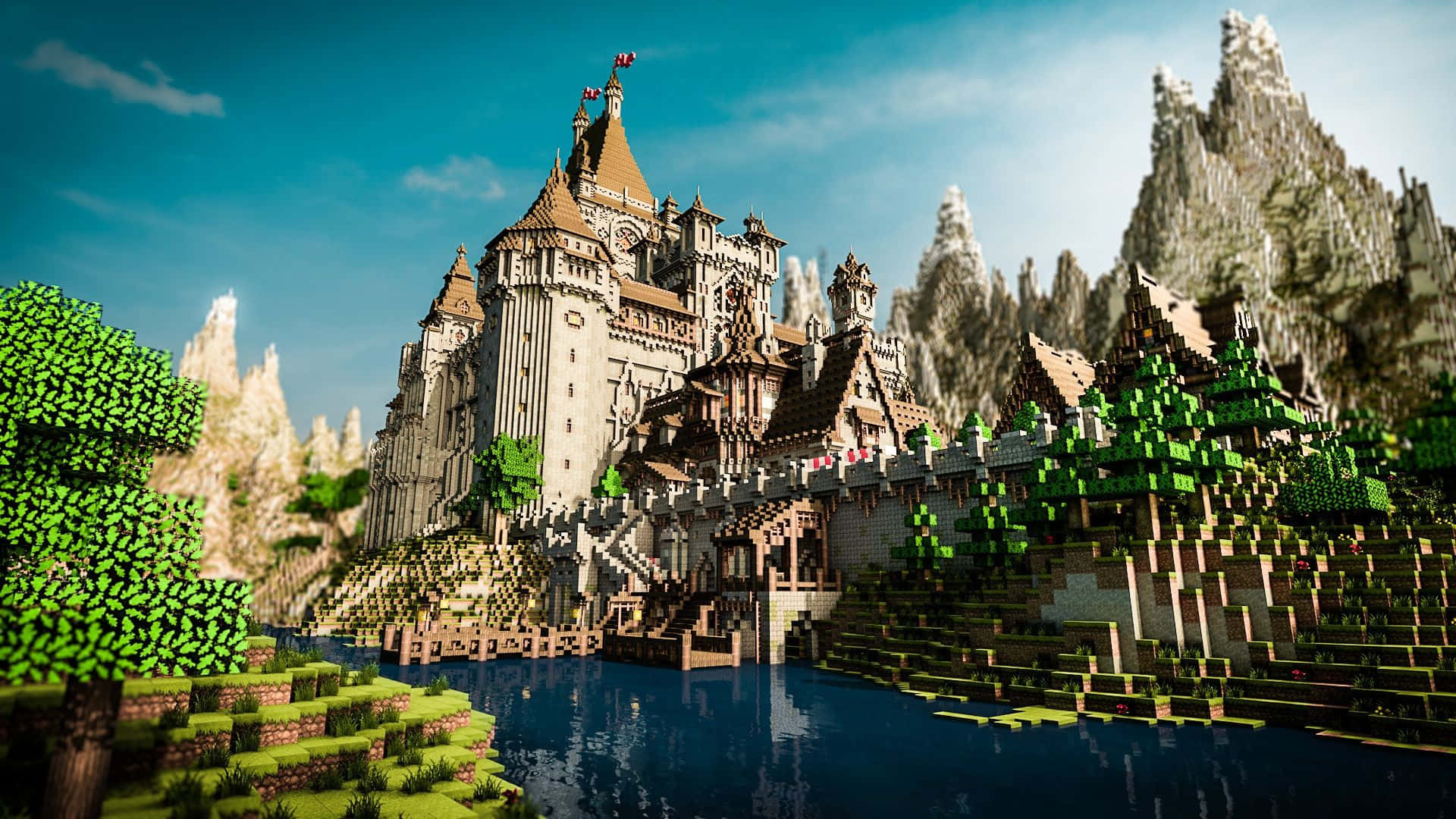 Minecraft Castles 桌布 壁紙 — 一座雄偉的像素城堡，擁有棕色屋頂和石牆，坐落在平靜的藍色湖泊旁，周圍是塊狀的綠色樹木和鋸齒狀的山脈，在清澈的藍天下。