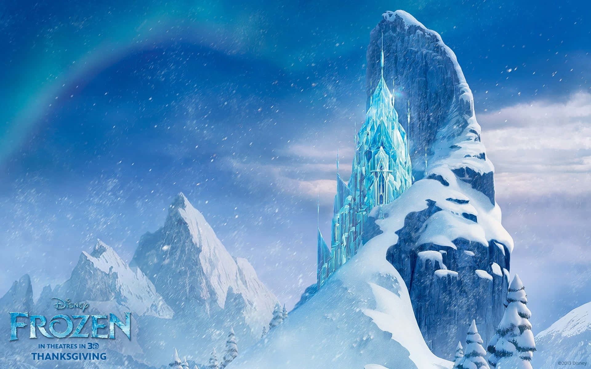 白雪覆蓋的山頂上的一座冰城堡，在藍天下飄雪。 — 冰雪奇緣 GIF 壁紙